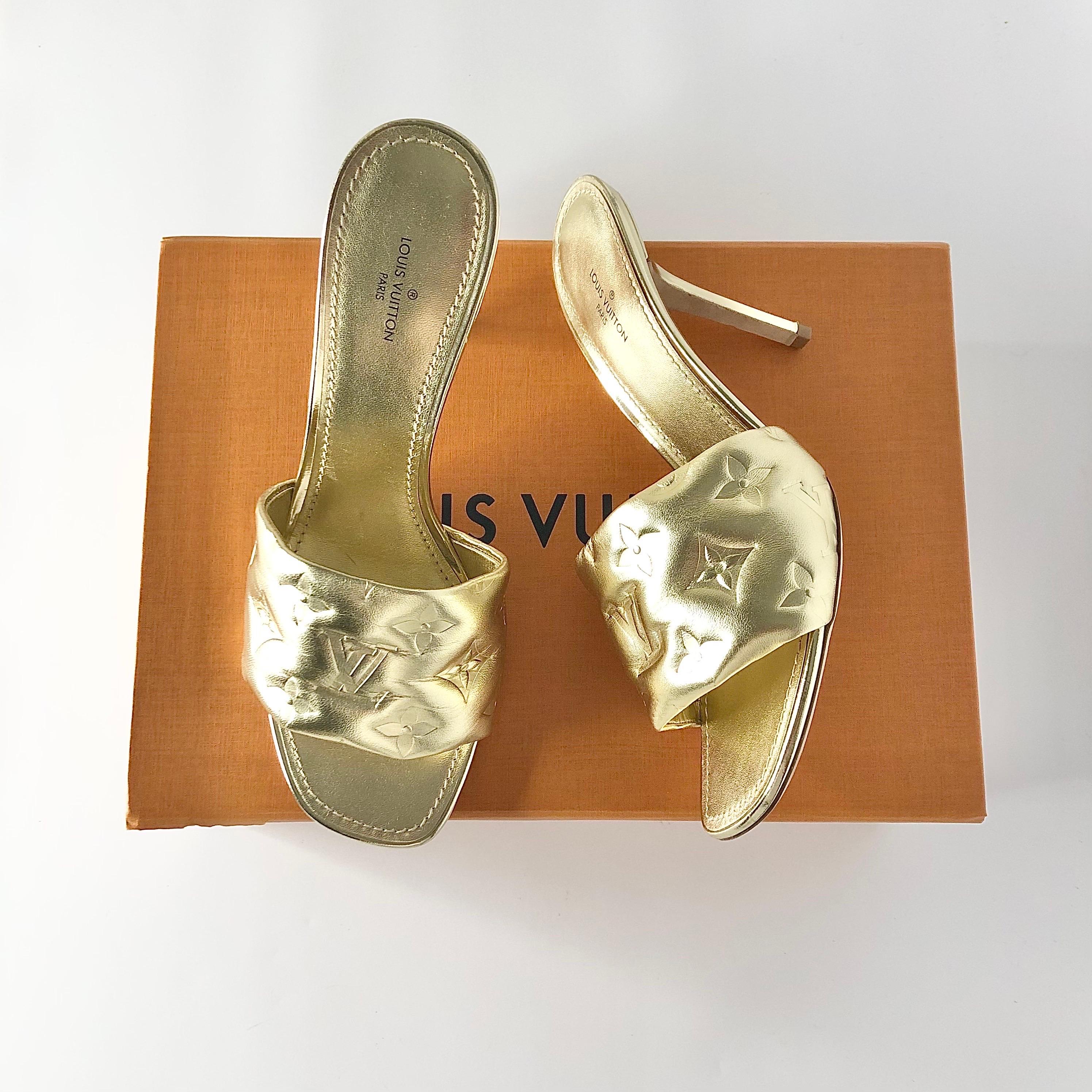 Mules Louis Vuitton Revival con Monogram in rilievo

Eccellente usato, con scatola
Colore Oro
Taglia 38.5EU
Tomaia in pelle di vitello
Suola in pelle
Punta squadrata e affusolata
Monogram LV impresso a secco
Tacco rivestito in pelle
Altezza media