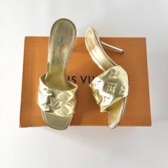 Louis Vuitton Revival Monogram Emboss Gold Pelle Heeled Mules Sandali 38.5