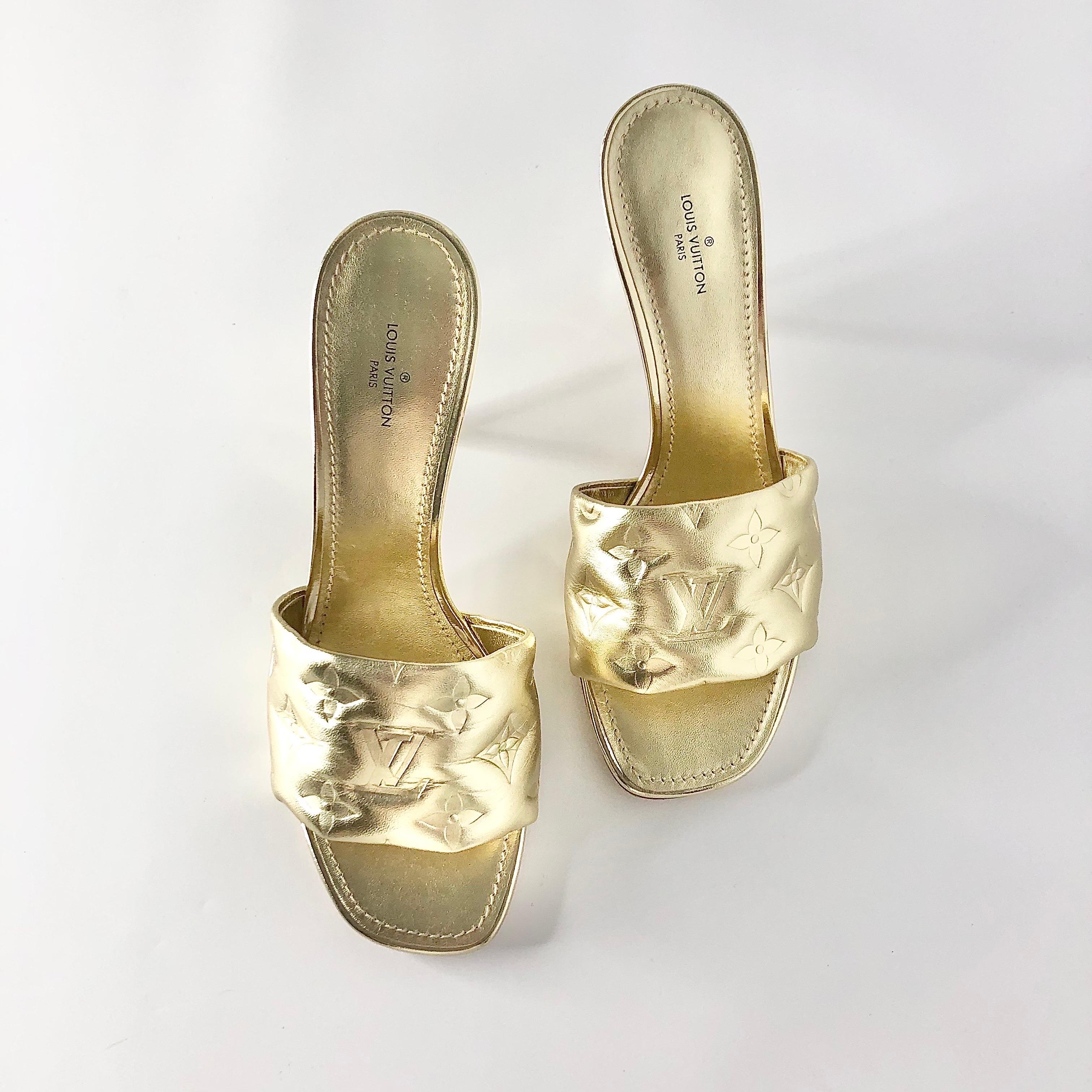 Marrone Louis Vuitton Revival Monogram Emboss Gold Pelle Heeled Mules Sandali 38.5 in vendita