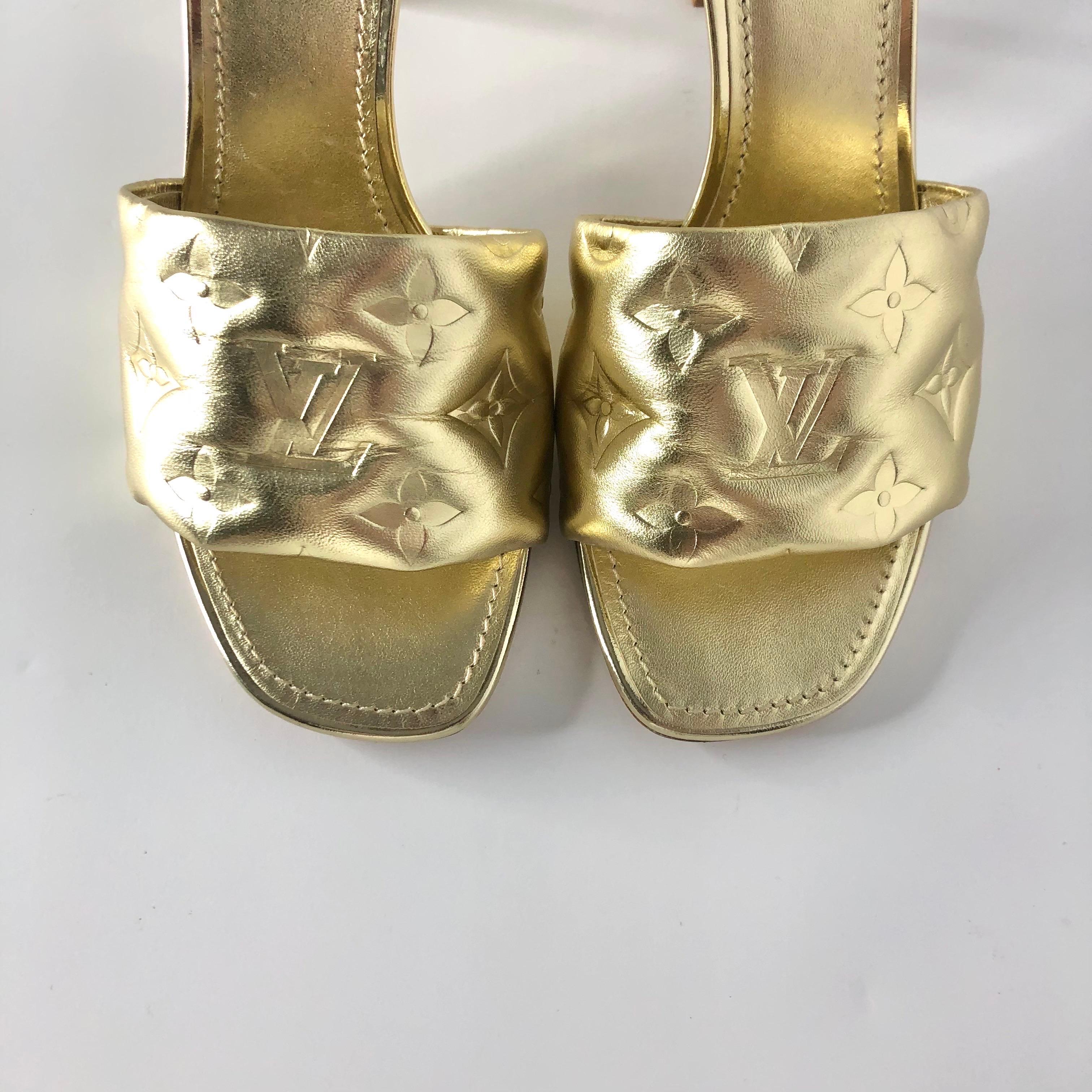 Louis Vuitton Revival Monogram Emboss Gold Pelle Heeled Mules Sandali 38.5 In condizioni ottime in vendita a Mechanicsville, VA