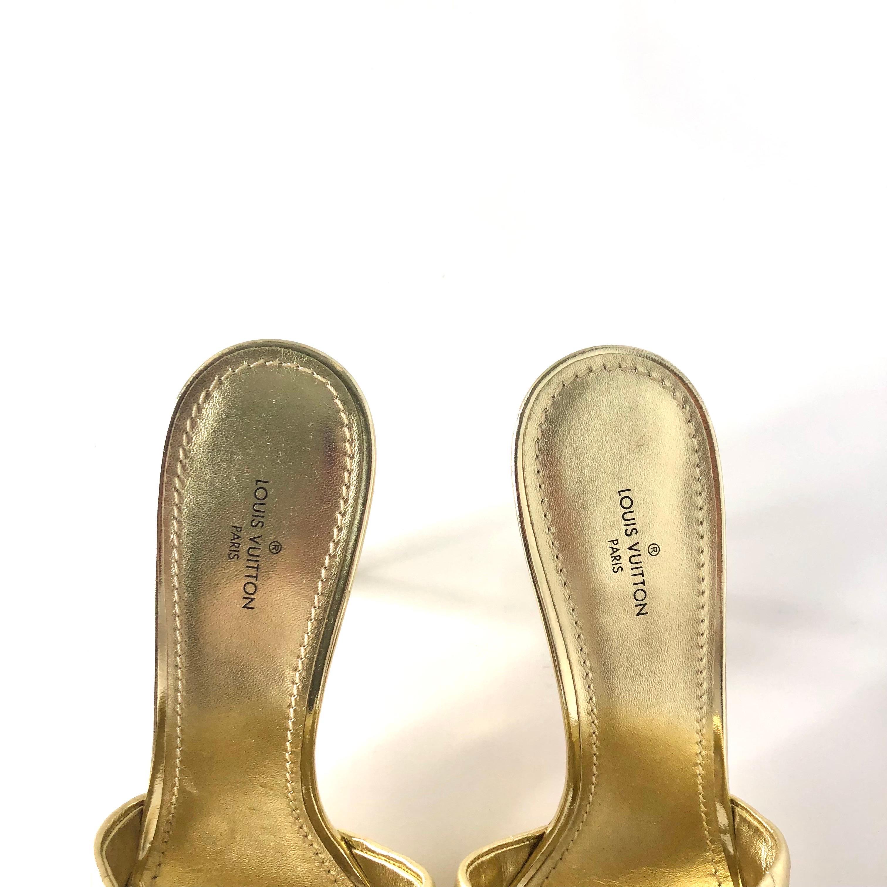 Donna Louis Vuitton Revival Monogram Emboss Gold Pelle Heeled Mules Sandali 38.5 in vendita