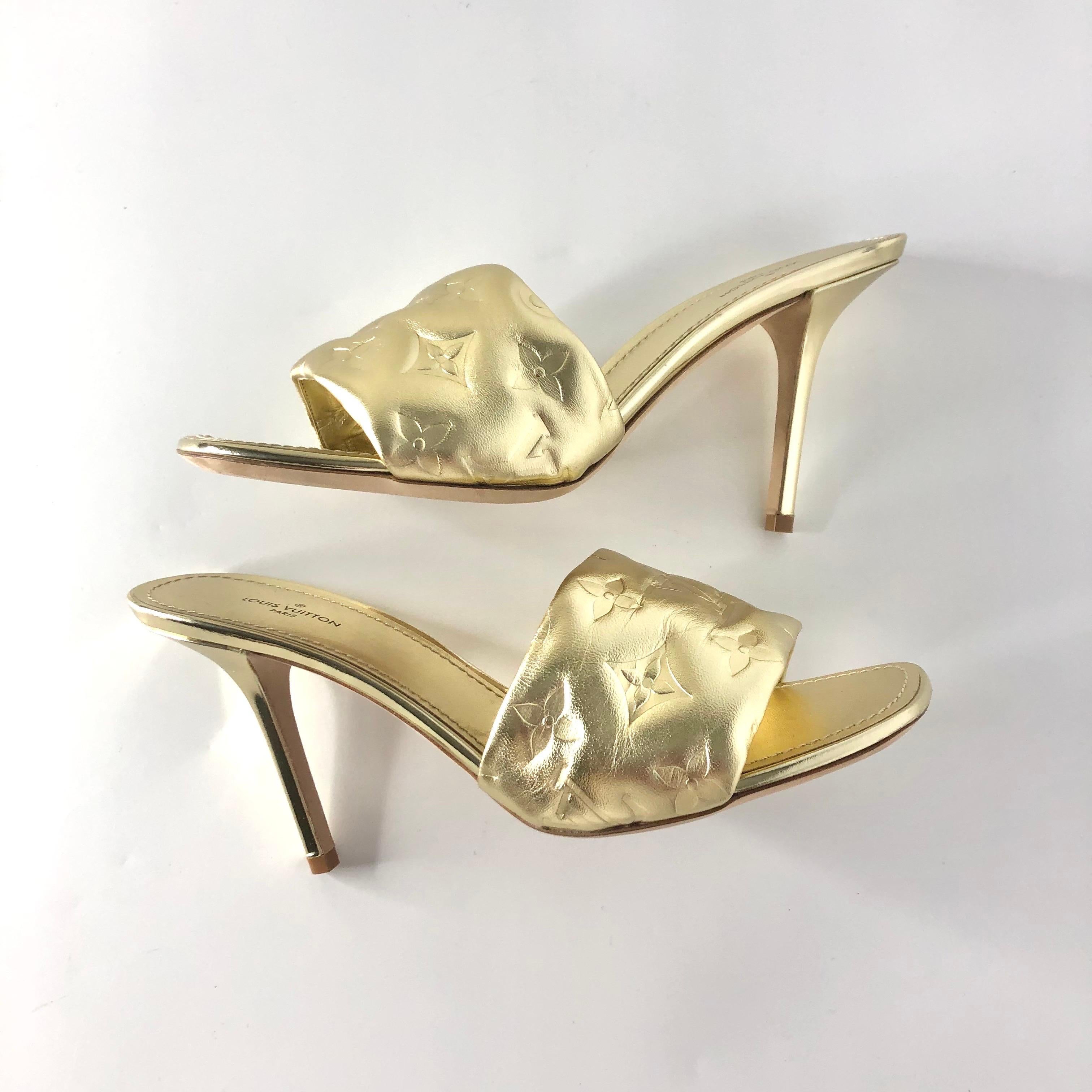 Louis Vuitton Revival Monogram Emboss Gold Pelle Heeled Mules Sandali 38.5 in vendita 1