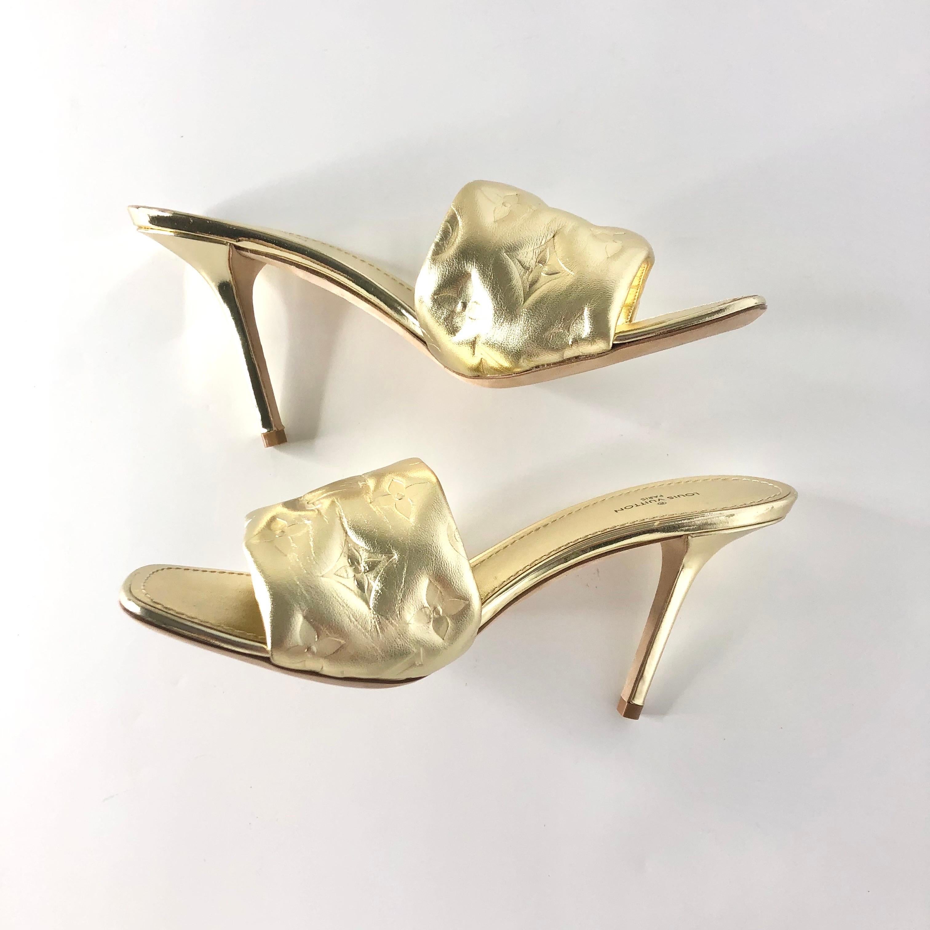 Louis Vuitton Revival Monogram Emboss Gold Pelle Heeled Mules Sandali 38.5 in vendita 2