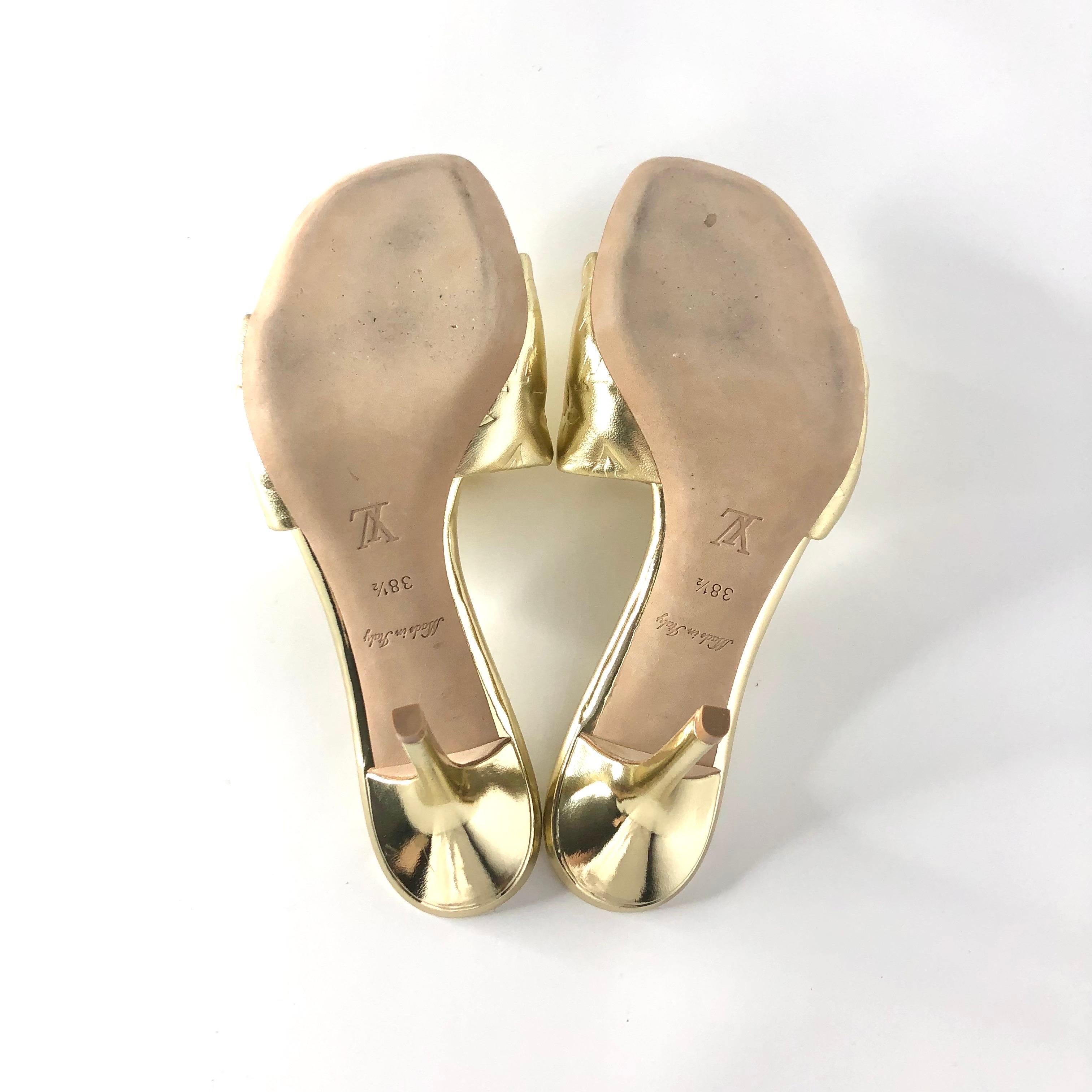 Louis Vuitton Revival Monogram Emboss Gold Pelle Heeled Mules Sandali 38.5 in vendita 3