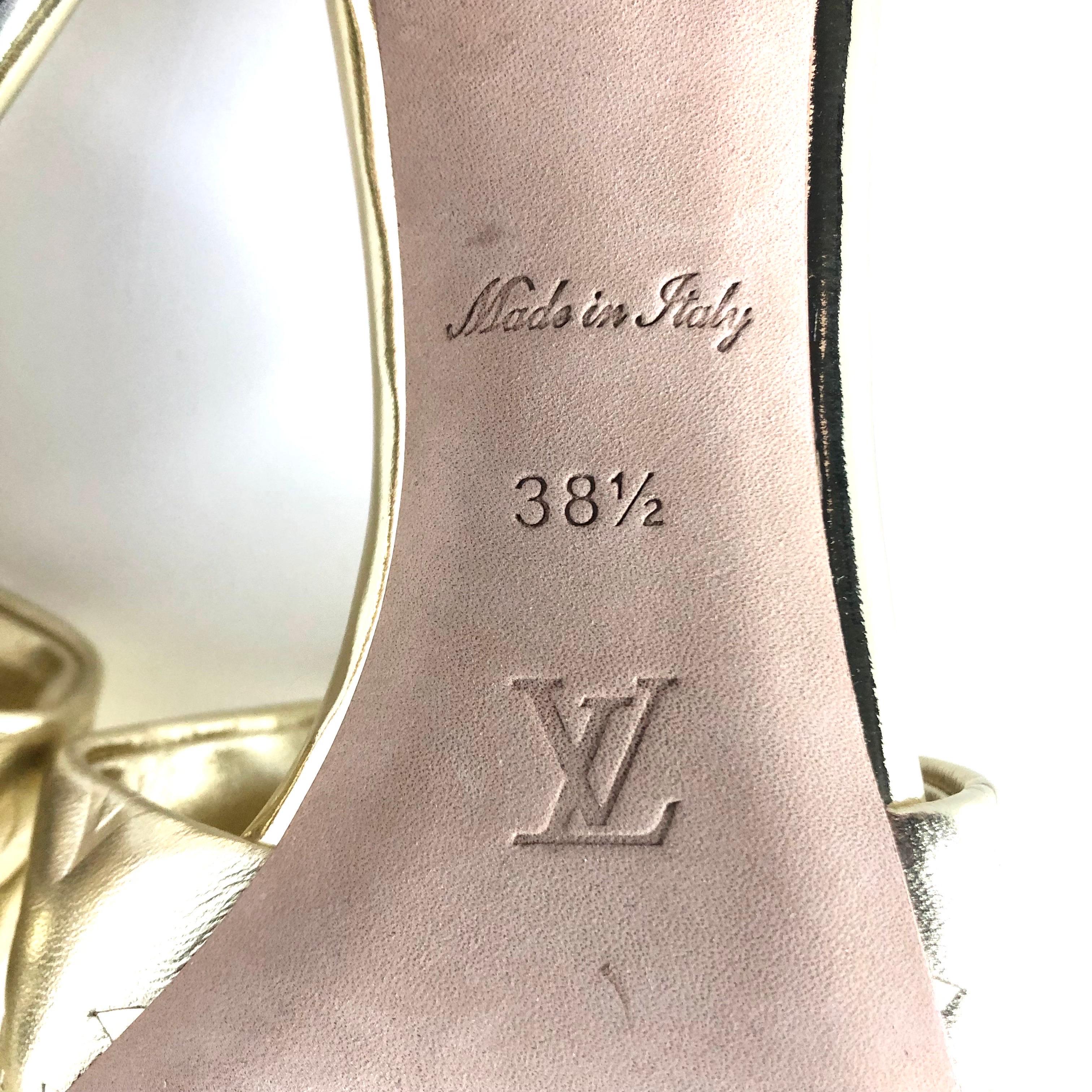 Louis Vuitton Revival Monogram Emboss Gold Pelle Heeled Mules Sandali 38.5 in vendita 4