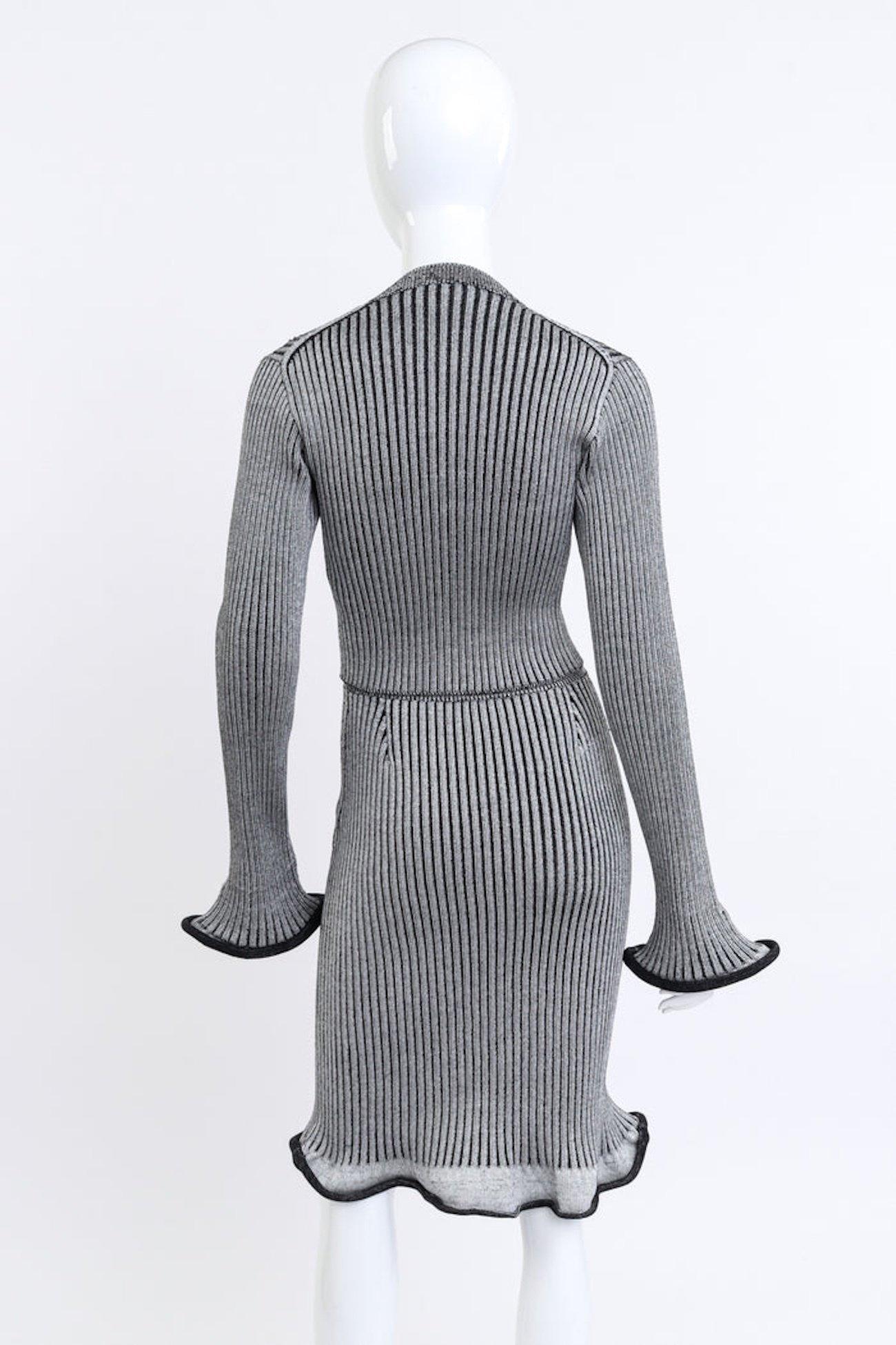 Louis Vuitton Ribbed Knit Trumpet Cardigan & Skirt Set (US 2-4) In Good Condition For Sale In Montreal, Quebec