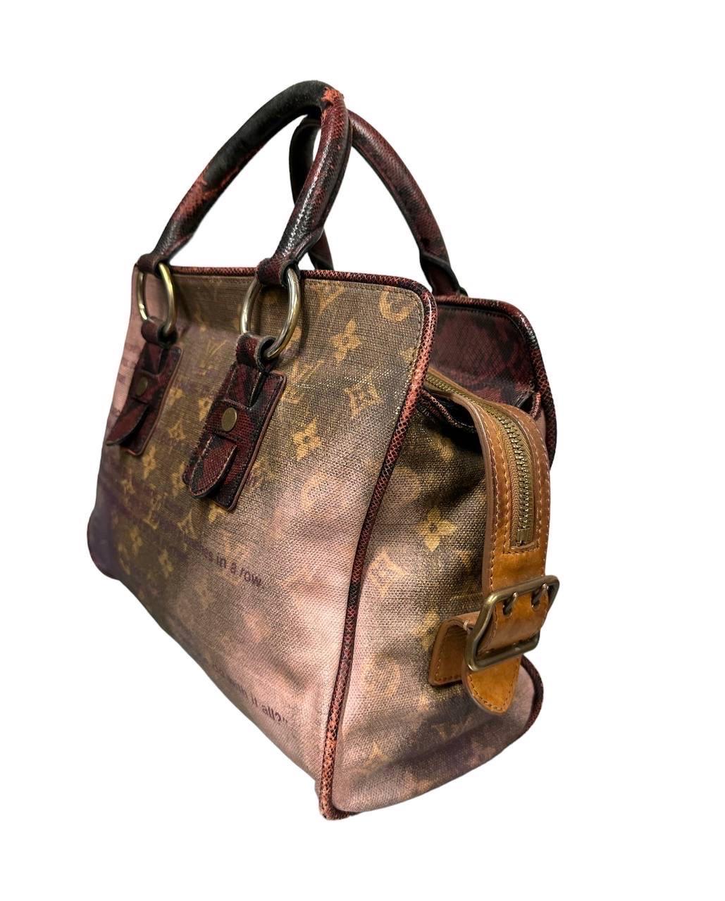 Tasche in limitierter Auflage, signiert von Louis Vuitton in Zusammenarbeit mit Richard Prince, dem Model von Mancrazy Jokes, aus Monogram-Canvas mit handgezeichneten Motiven in Lila-Tönen, Einsätzen aus lila Pythonleder und goldener Hardware.