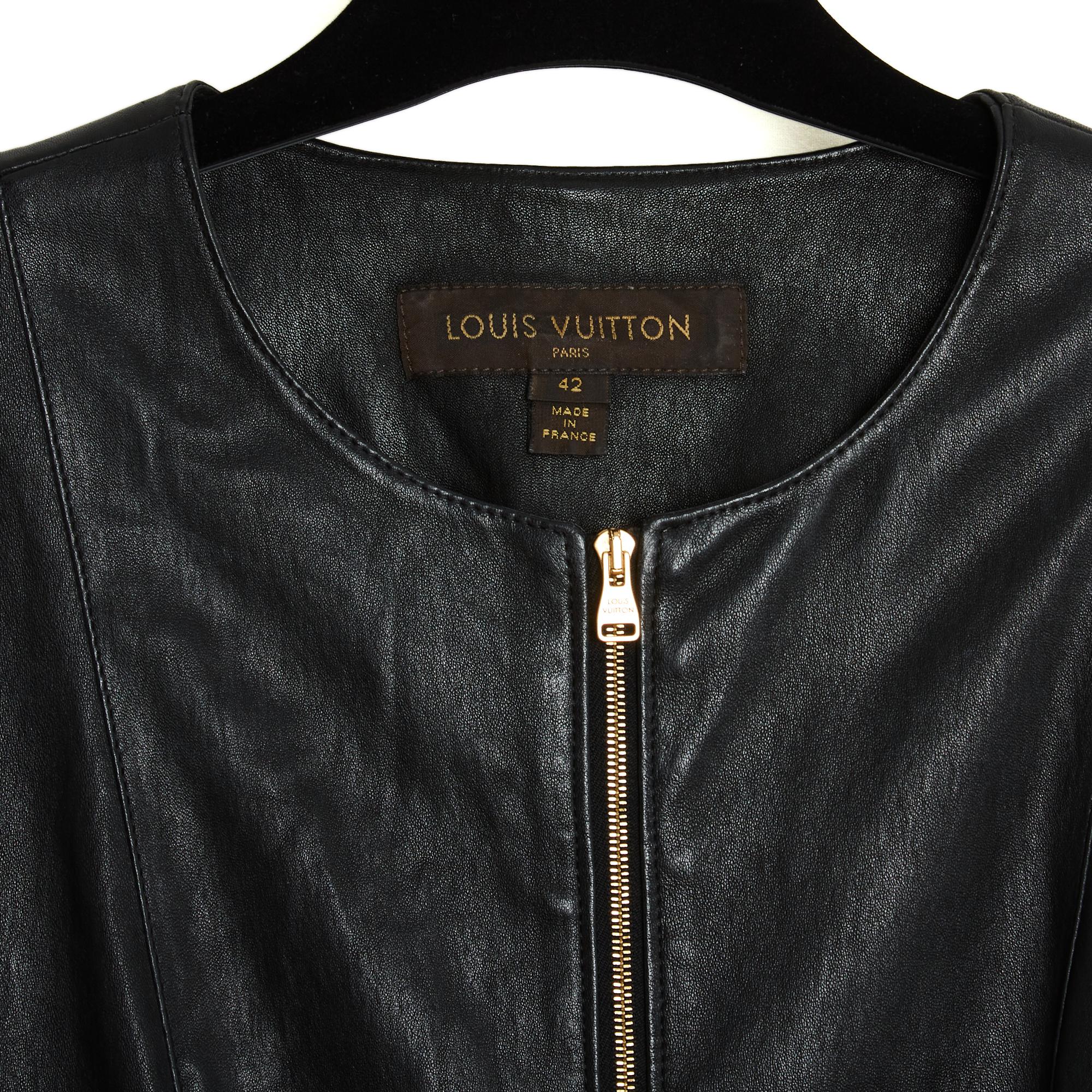 Abito Louis Vuitton in pelle elastica nera, collo rotondo chiuso sul davanti da una lunga zip in metallo dorato con logo LV, 2 tasche a fessura chiuse da una zip in tinta, 1 piega a scatola sulla parte inferiore della gonna davanti e dietro,