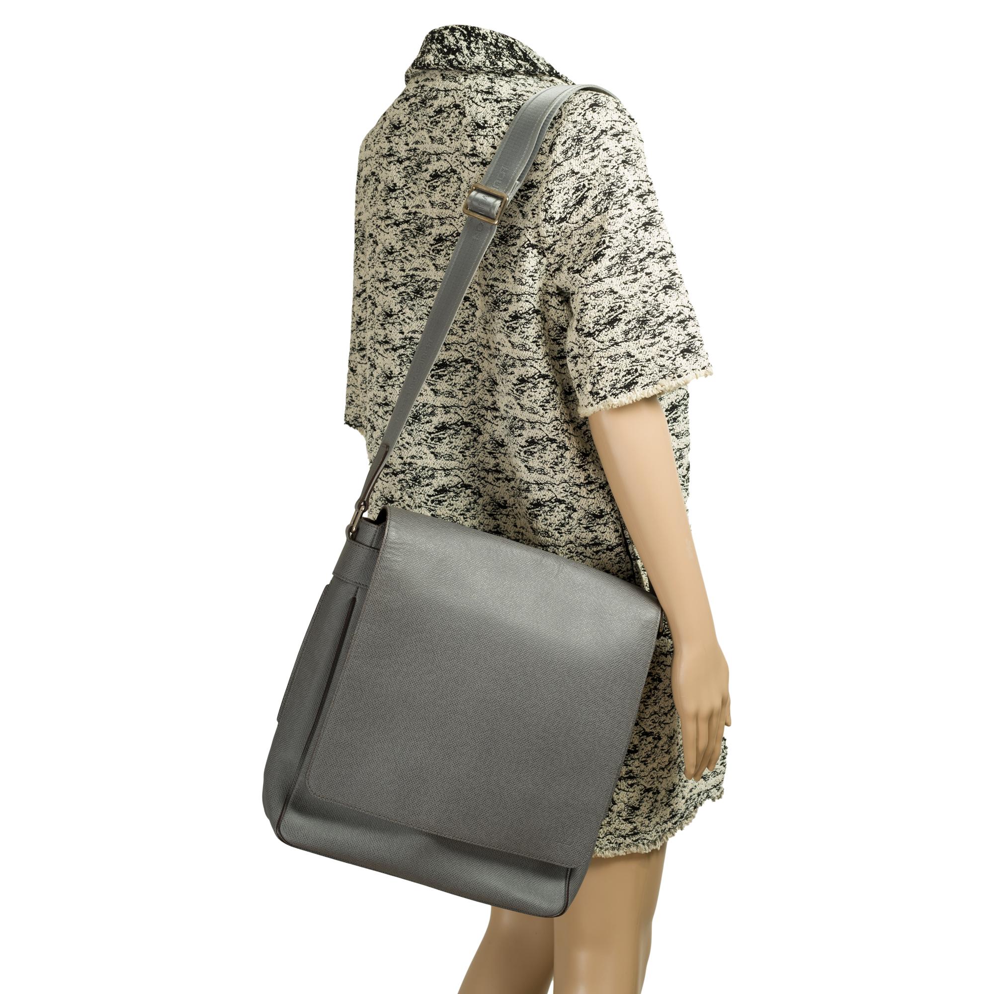 Louis Vuitton Roman MM Messenger crossbody bag in grey Taïga leather 5