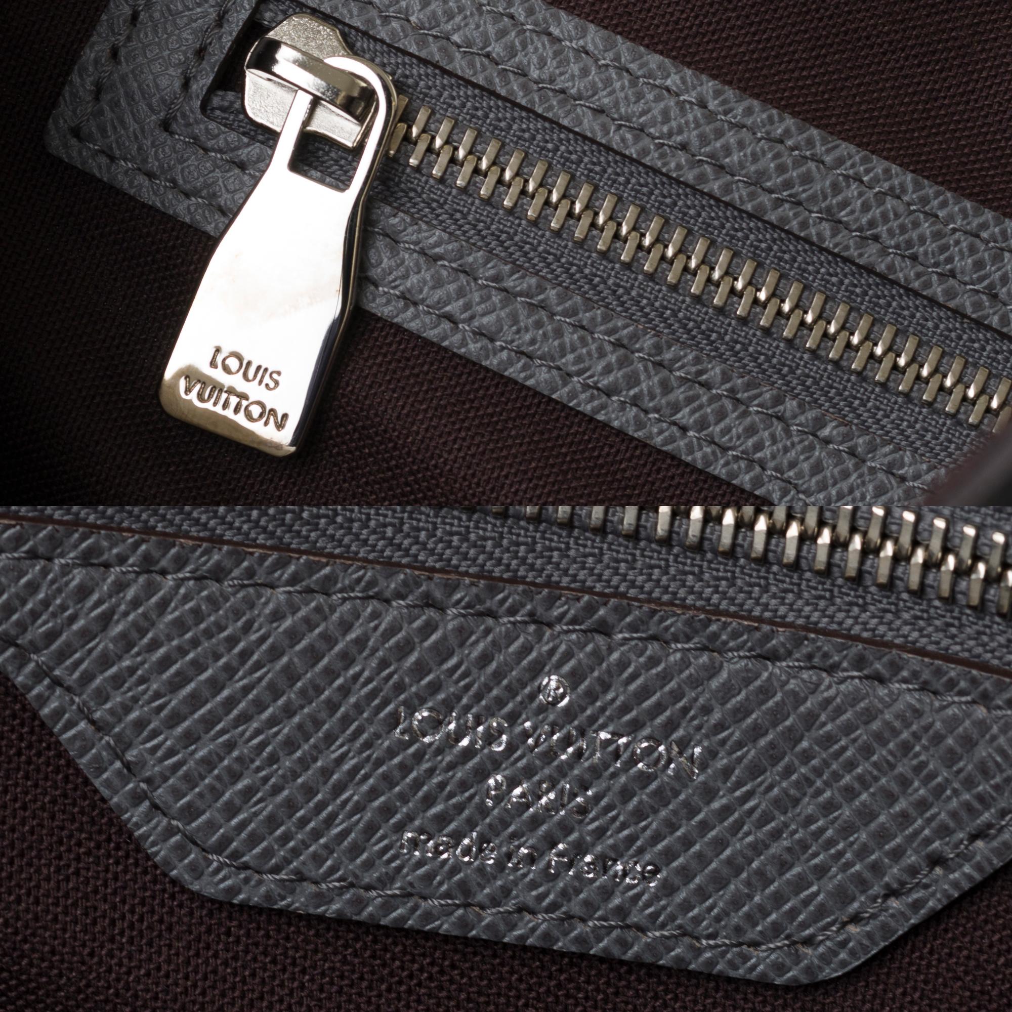 Louis Vuitton Roman MM Messenger crossbody bag in grey Taïga leather In Excellent Condition In Paris, IDF