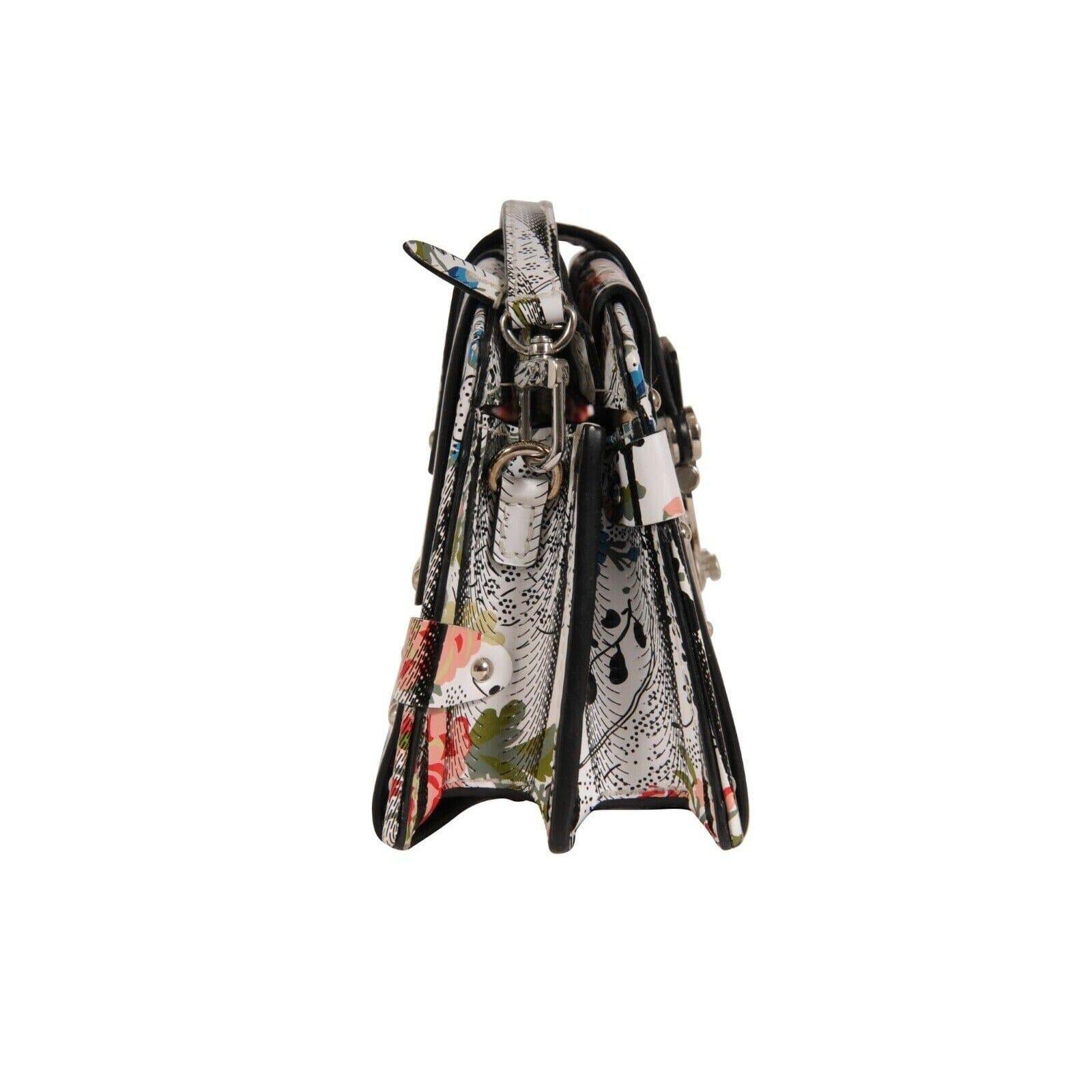 - Extérieur argenté

- Patchs floraux

- Livré avec une sangle détachable et une sangle de poignet, deux sangles au total 



Condit : 

Le sac est en très bon état et ne présente pas d'imperfections majeures. 



Mesures : ( Approximativement en