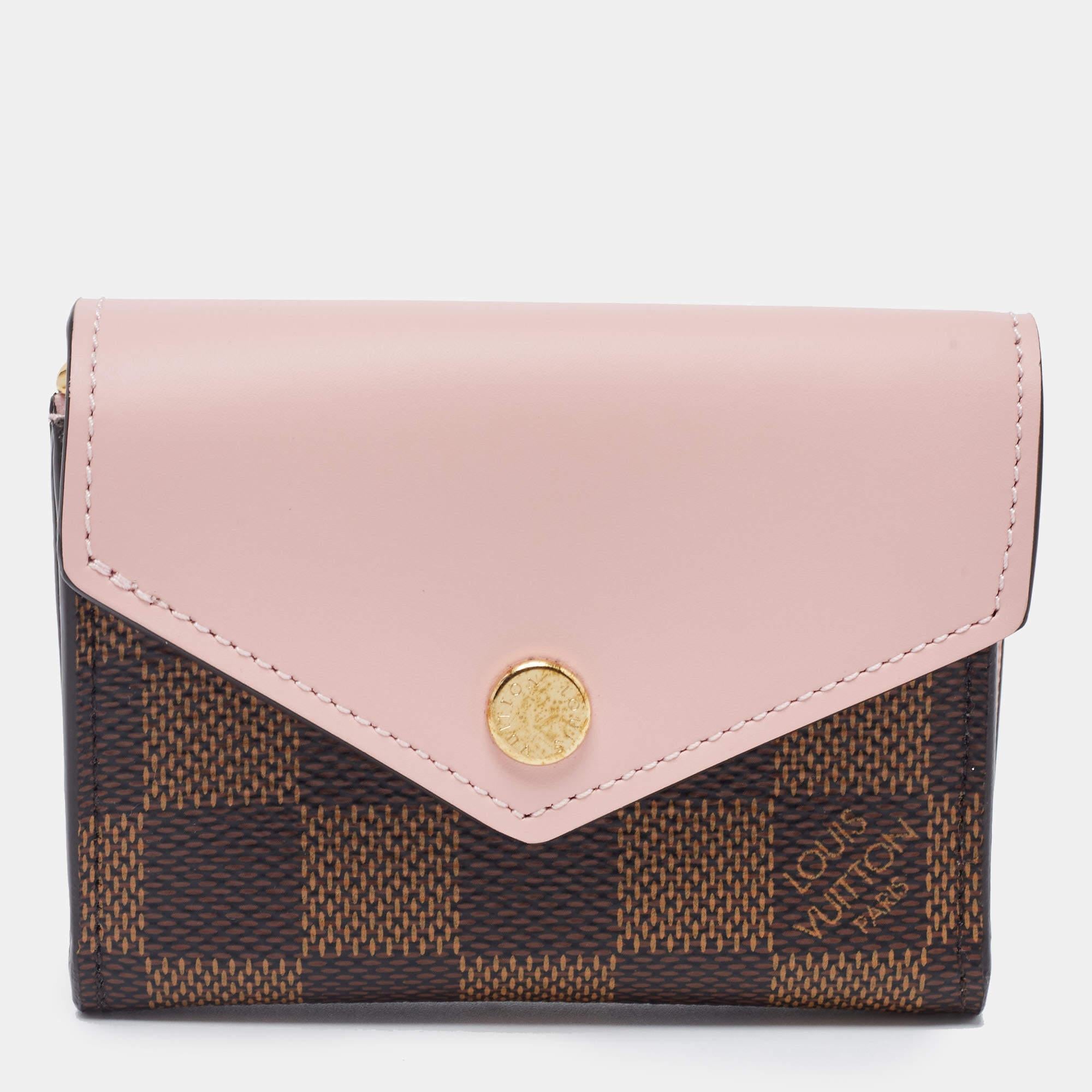 This Louis Vuitton wallet is an immaculate balance of sophistication and rational utility. It has been designed using prime quality materials and elevated by a sleek finish. The creation is equipped with ample space for your monetary