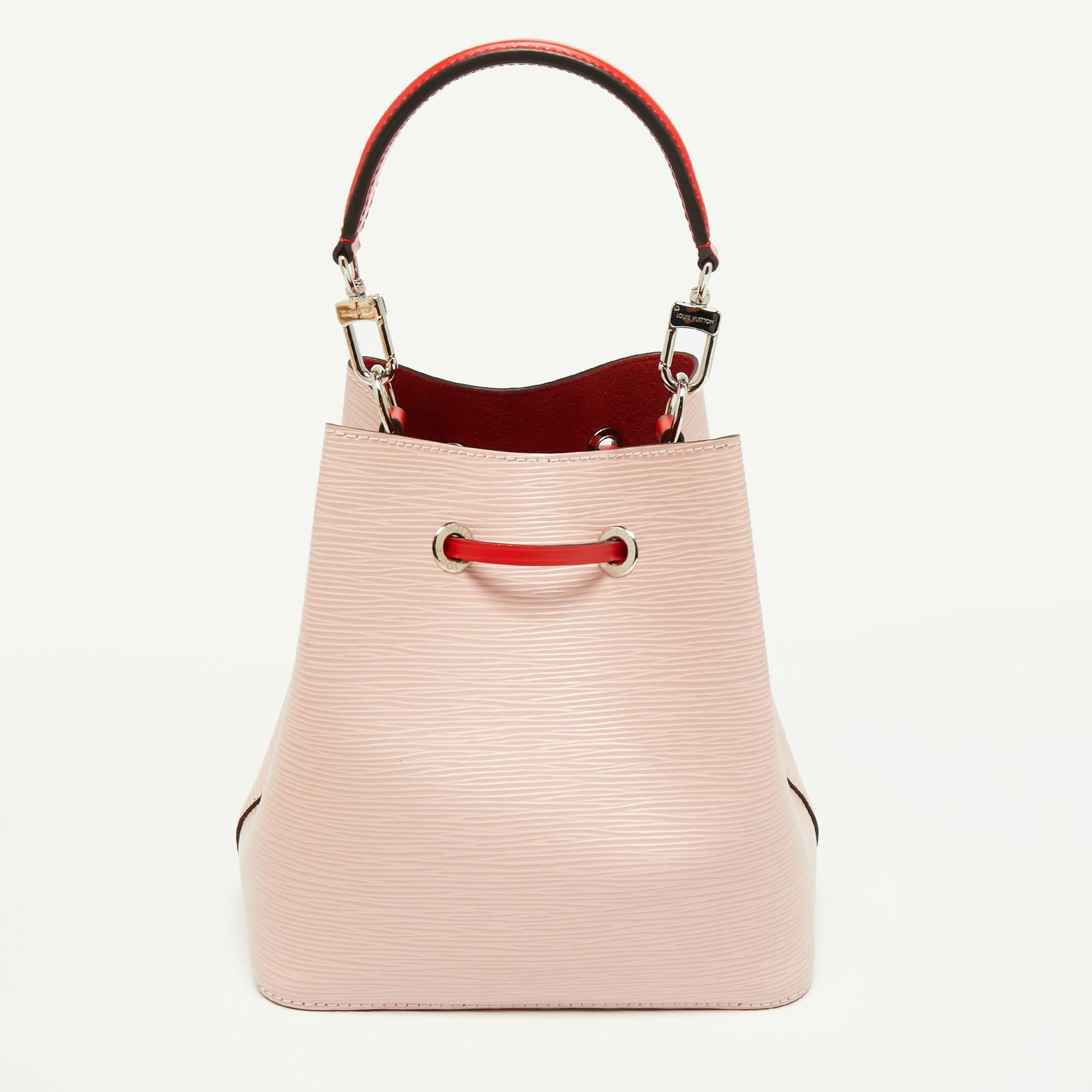 The NéoNoé from Louis Vuitton was first introduced for Spring 2017 and is a modernized update of the classic Noé Bag. With minimal design but striking elements, this bag will win your vote as your favorite handbag. Created from Epi leather in rose