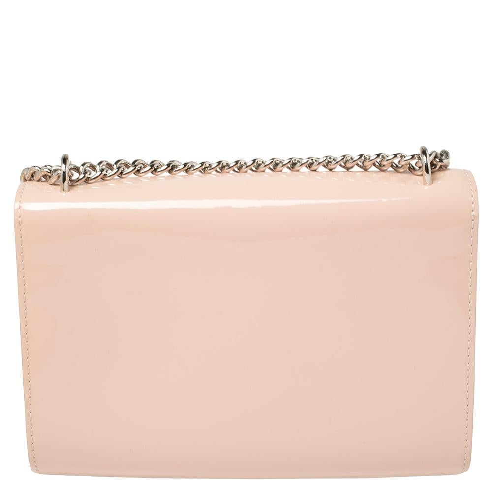 This Louise clutch by Louis Vuitton is glossy, well-crafted, and overflowing with style. From the way it has been crafted to the way it has been designed, this clutch makes a loud fashion statement with every detail. It has a patent leather