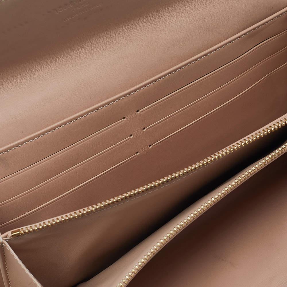 One of the most famous wallets by Louis Vuitton is the Sarah. This one here comes made from Monogram Vernis leather and the button on the flap opens to an interior with multiple card slots and a zip pocket. Perfect in size, this wallet can easily