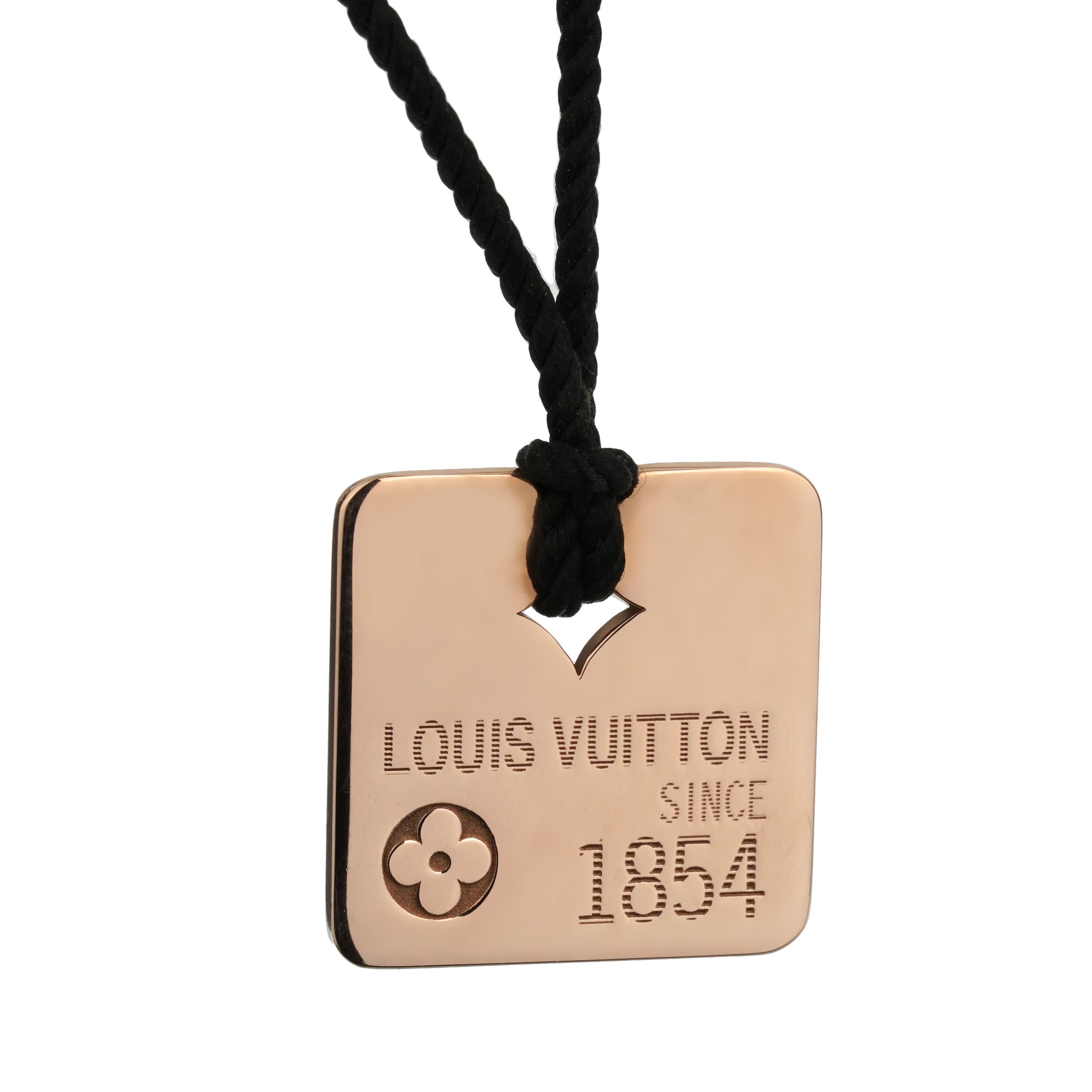 Élevez votre style à de nouveaux sommets avec le collier à pendentif carré avec étiquette de chien Louis Vuitton, un luxueux mélange de tradition et de modernité. Fabriqué en or rose 18 carats, ce pendentif exquis est suspendu à un collier à cordon