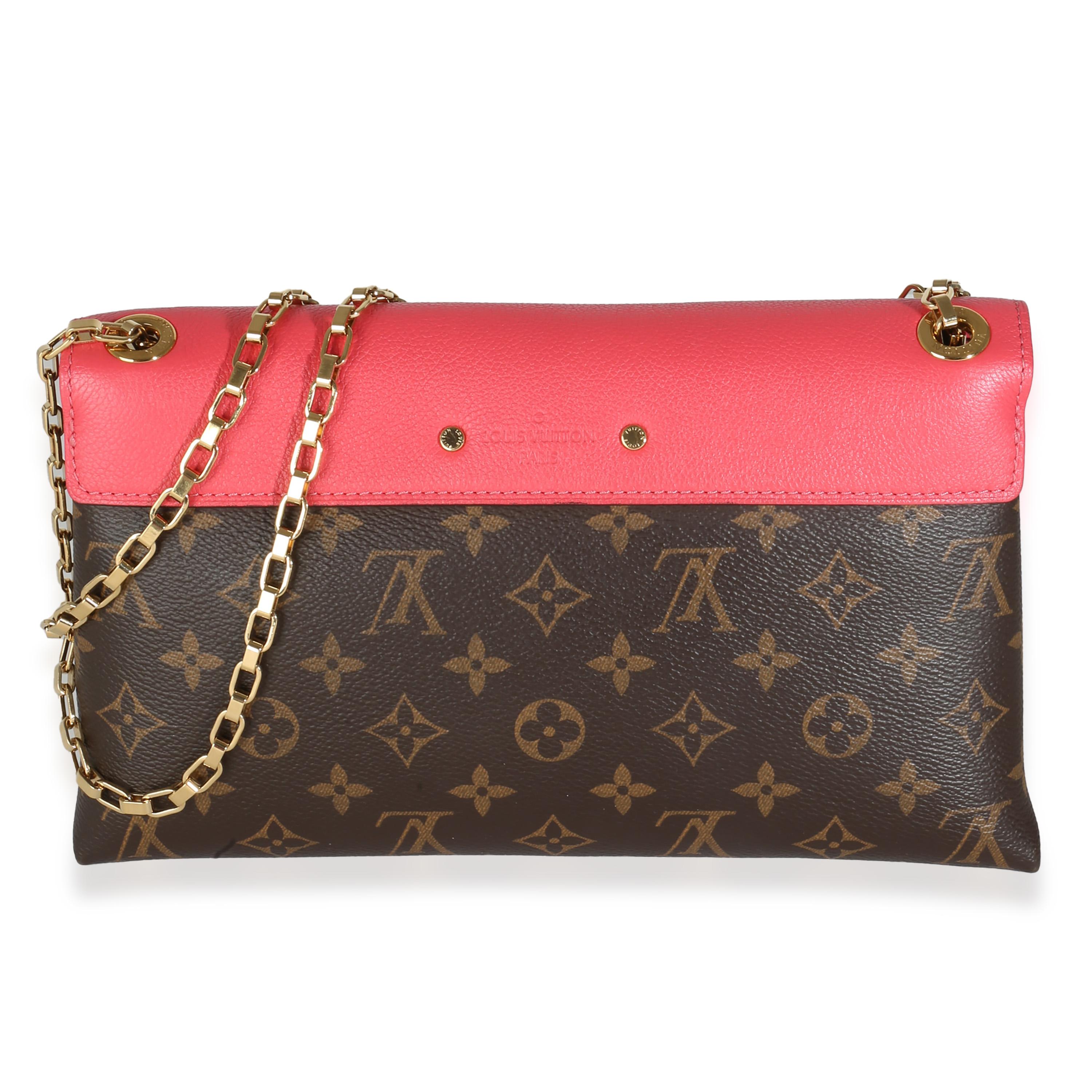 Titre de la liste : Louis Vuitton Rose Litchi Monogram Canvas Pallas Chain Bag
SKU : 142368
Condit : Usagé 
Condition du sac à main : Très bon
Commentaires sur l'état : L'article est en très bon état avec des signes mineurs d'usure.  Les coins sont