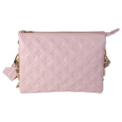 Louis Vuitton Rose Rosa Monogramm geprägtes Lammfell Coussin PM