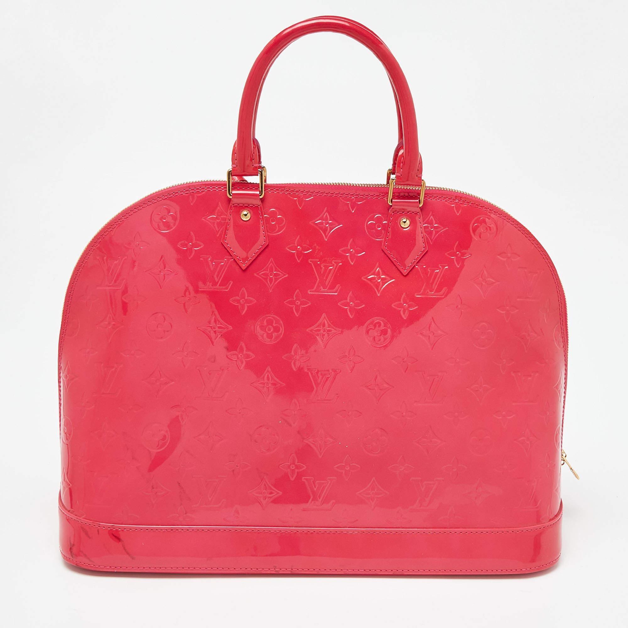 Designer bags are ideal companions for ample occasions! Here we have a fashion-meets-functionality piece crafted with precision. It has been equipped with a well-sized interior that can easily fit all your essentials.

Includes: Key