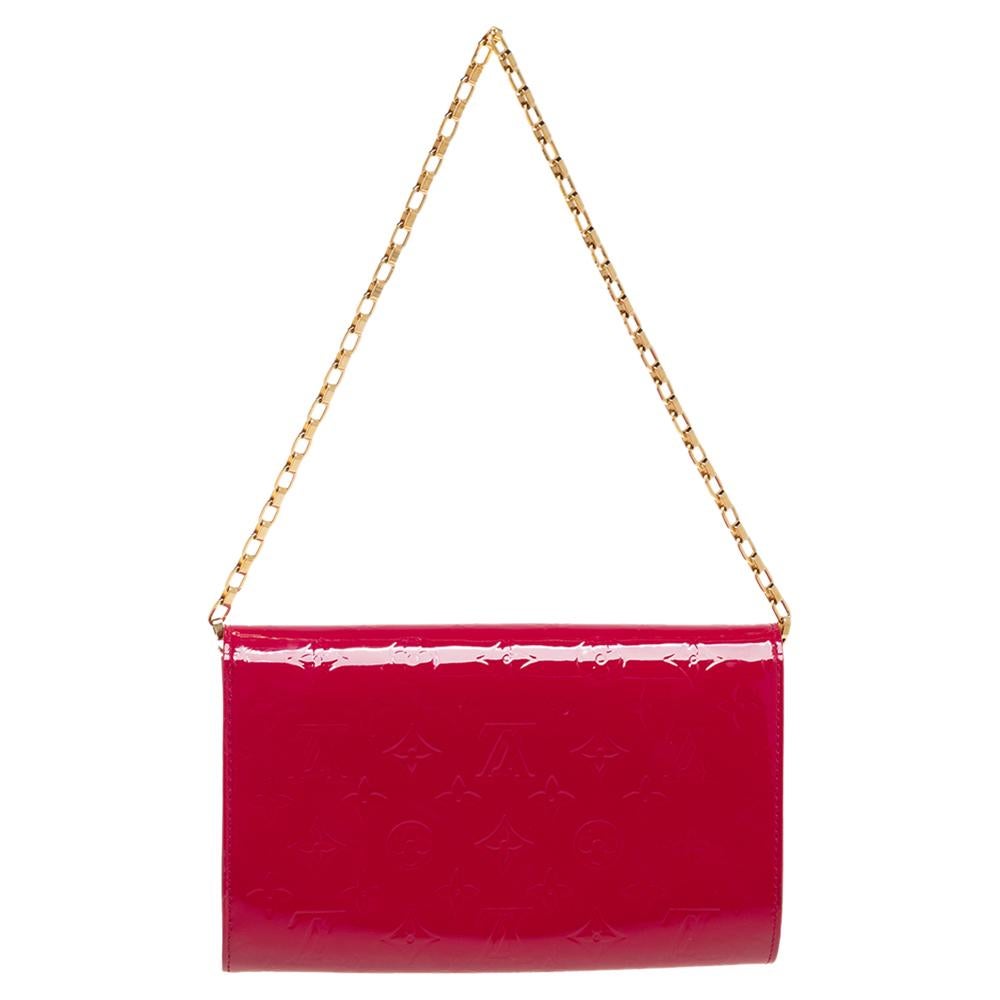 Own this gorgeous Ana clutch bag from the House of Louis Vuitton and flaunt it wherever you go. It is crafted using Rose Pop Monogram Vernis leather on the exterior, with distinct gold-toned hardware adorning this piece. The flap opens to a