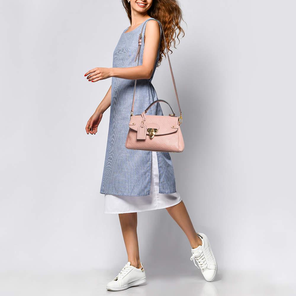 Los bolsos de diseño son compañeros ideales para muchas ocasiones Aquí tenemos una pieza que aúna moda y funcionalidad, elaborada con precisión. Está equipado con un interior bien dimensionado en el que caben fácilmente todos tus objetos esenciales.