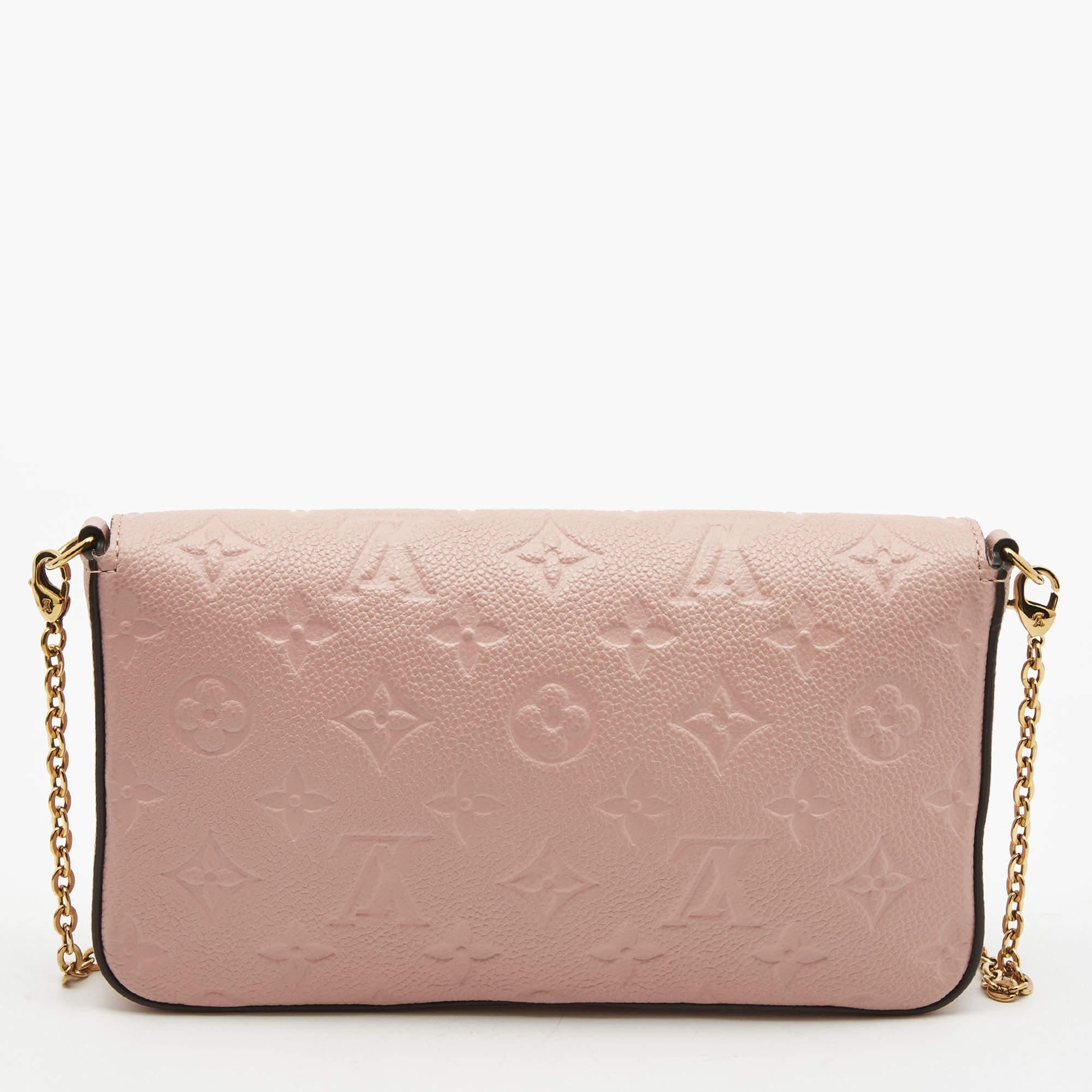 This Pochette Félicie has been designed to be a shoulder bag as well as a clutch. It is crafted from Rose Poudre Monogram Empreinte leather and has an Alcantara-lined interior, an envelope flap, and a silver-tone chain. The bag comes in a convenient