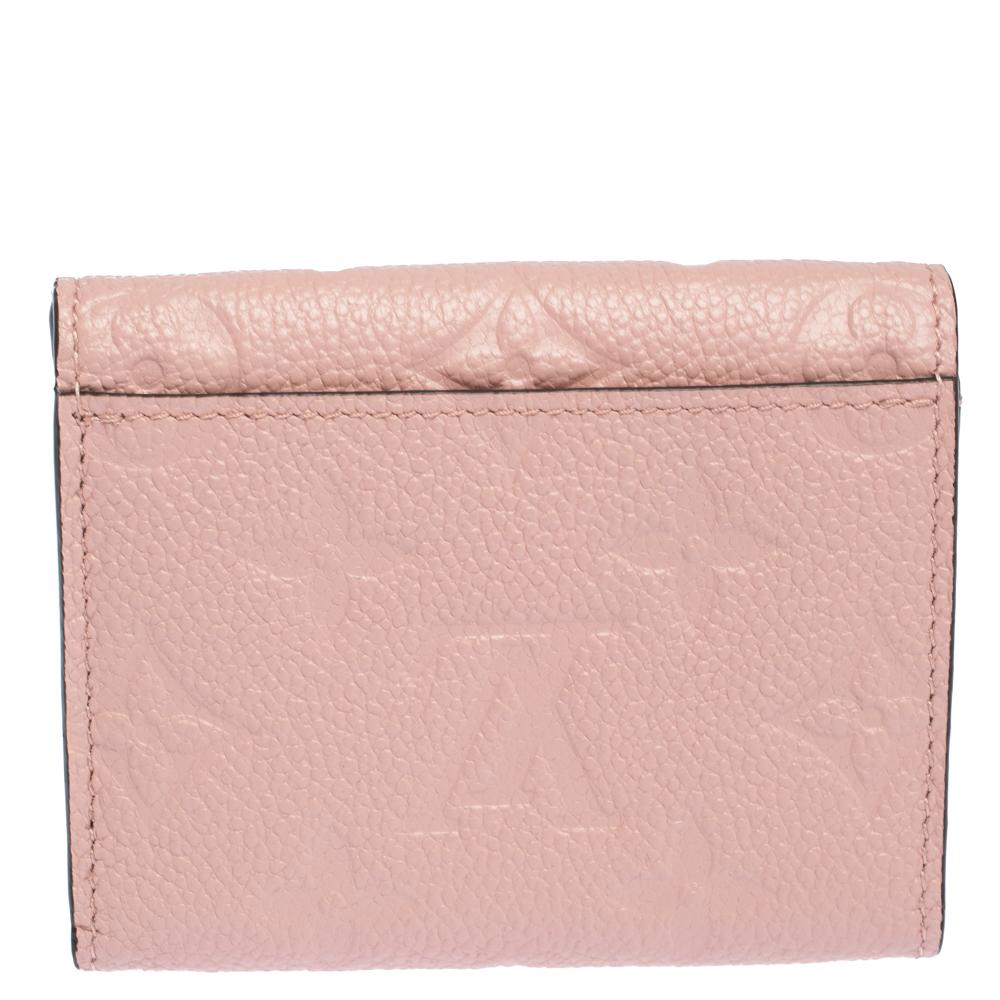 This Zoe wallet by Louis Vuitton helps you keep your essentials organised and secured in style. Crafted from signature monogram Empreinte leather, it features a flap closure that reveals an interior housing card slots and a zip pocket. It is