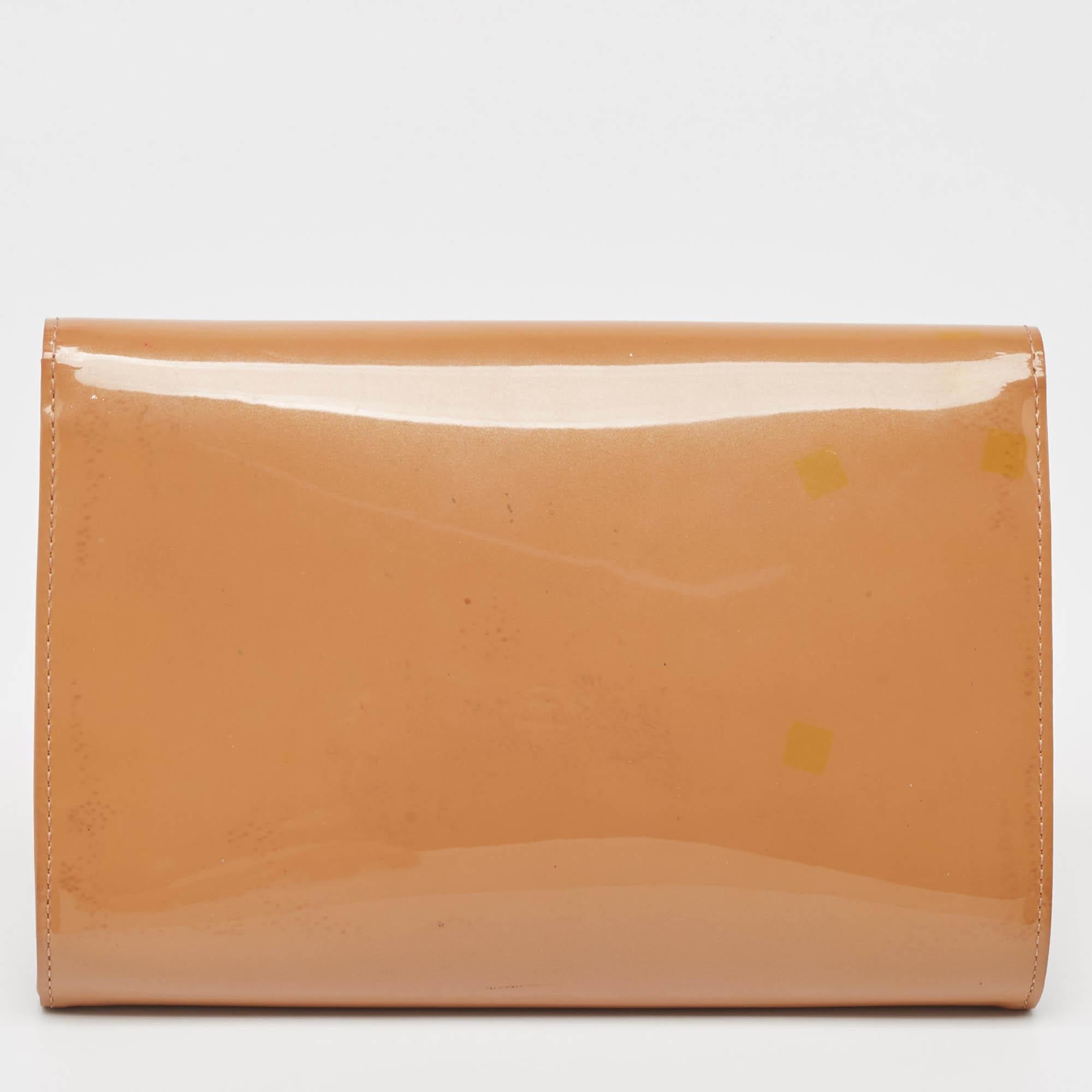 Louis Vuitton - Pochette Louise en cuir verni rose Bon état à Dubai, Al Qouz 2