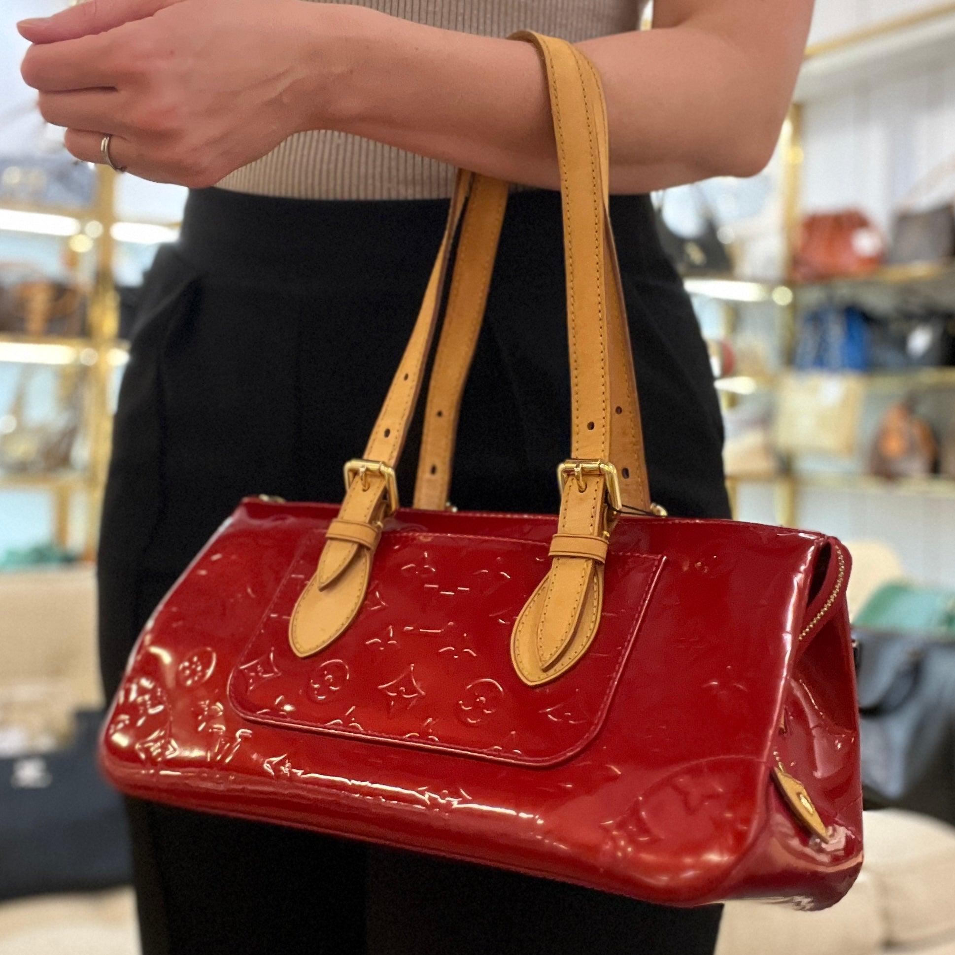 Rosewood Avenue in glossy red Vernis leather with gold-tone hardware. Top zip; organized interior. Date code 1037 (2007), made in France. Shoulder carry. Condition: very good overall with light surface micro-scratches. Dimensions: 33 × 15 × 14 cm.