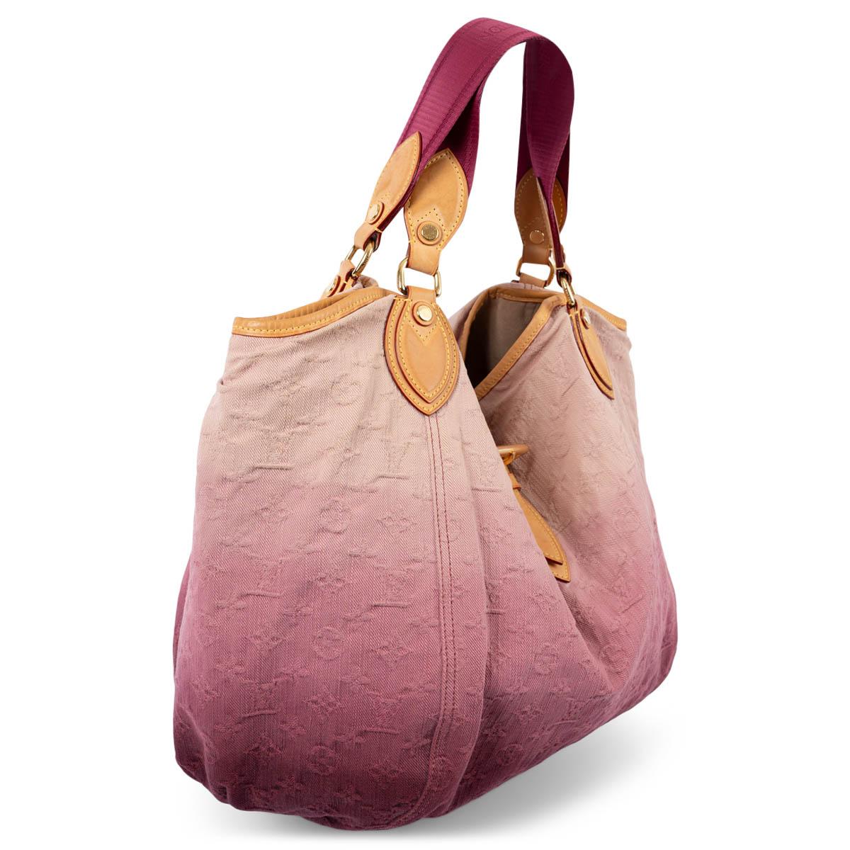 100% authentique Sac Monogram Nature Sunbeam de Louis Vuitton en toile denim monogramme dégradée rose avec garniture en cuir de vachette naturel, poignées en nylon magenta et intérieur spacieux doublé en alcantara nude avec une poche zippée à