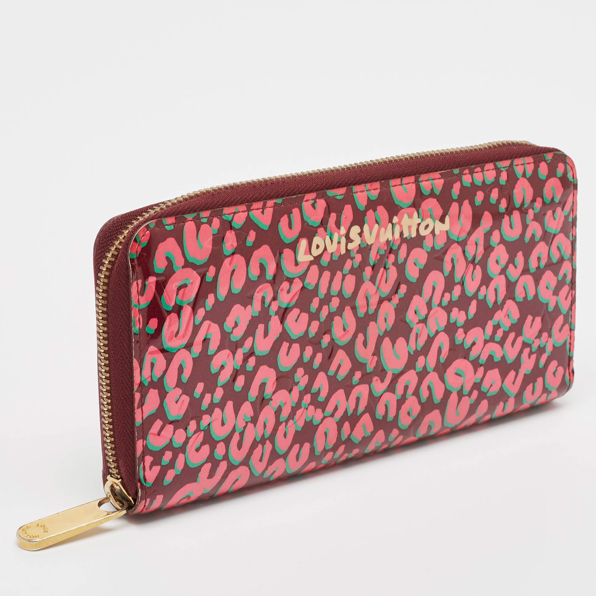 Louis Vuitton Rouge Fauviste Monogram Vernis Leopard Zippy Wallet In Good Condition For Sale In Dubai, Al Qouz 2