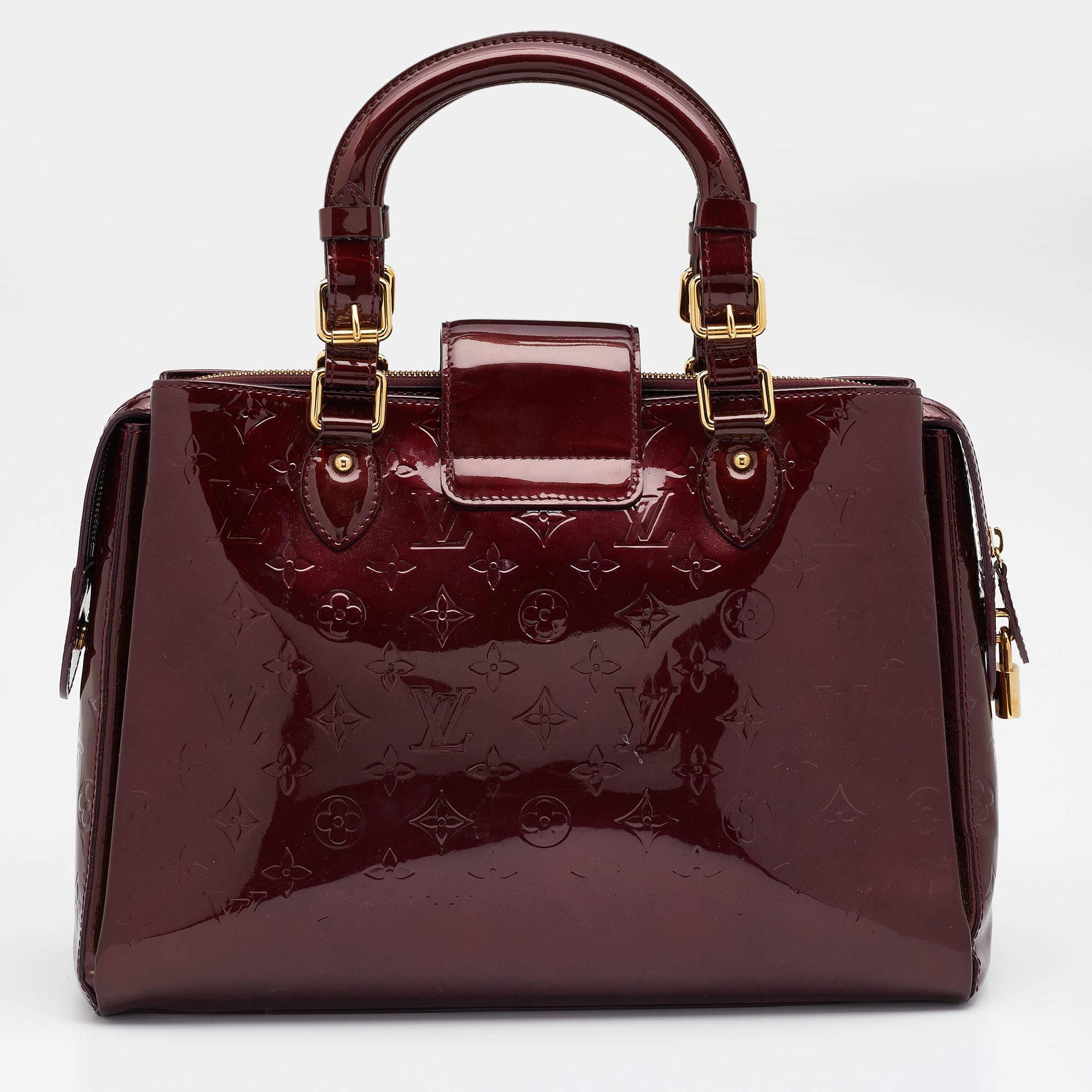 Looking for an everyday bag with just the right coat of luxury? Your quest ends here with this Melrose Avenue from Louis Vuitton. Wonderfully crafted from Monogram Vernis, the bag brings a lovely shade, two top handles, and a spacious fabric