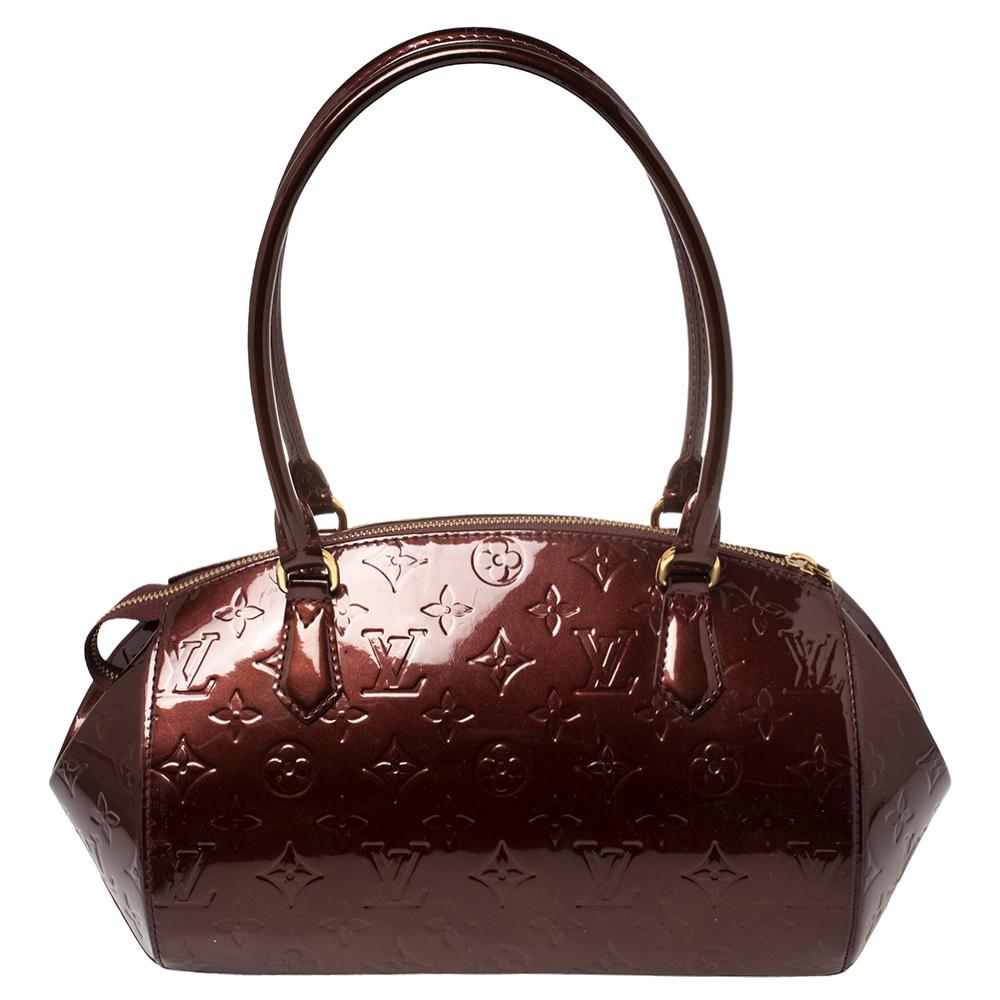 The Vernis range of handbags by Louis Vuitton is famous and sought after by women worldwide. This Sherwood bag is a creation you should be proud to own. It has been crafted from monogram Vernis leather and styled with a top zipper that opens to a
