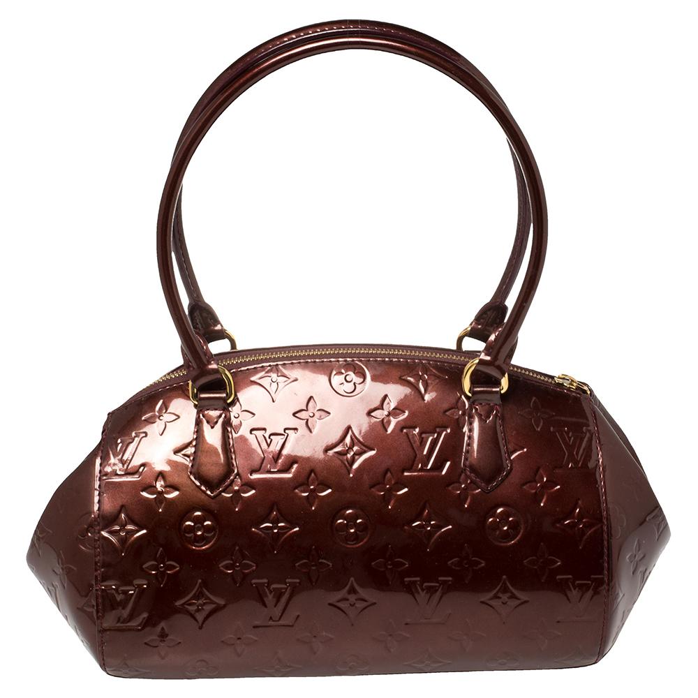 The Vernis range of handbags by Louis Vuitton is famous and sought after by women worldwide. This Sherwood bag is a creation you should be proud to own. It has been crafted from patent leather in its signature monogram and styled with a zipper that