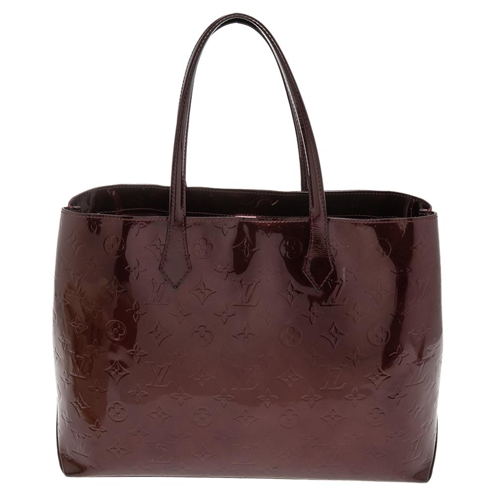 Louis Vuitton's handbags are popular owing to their high style and functionality. This Wilshire bag, like all the other handbags, is durable and stylish. Crafted from Monogram Vernis, the bag comes with dual handles and a top with a hook that opens