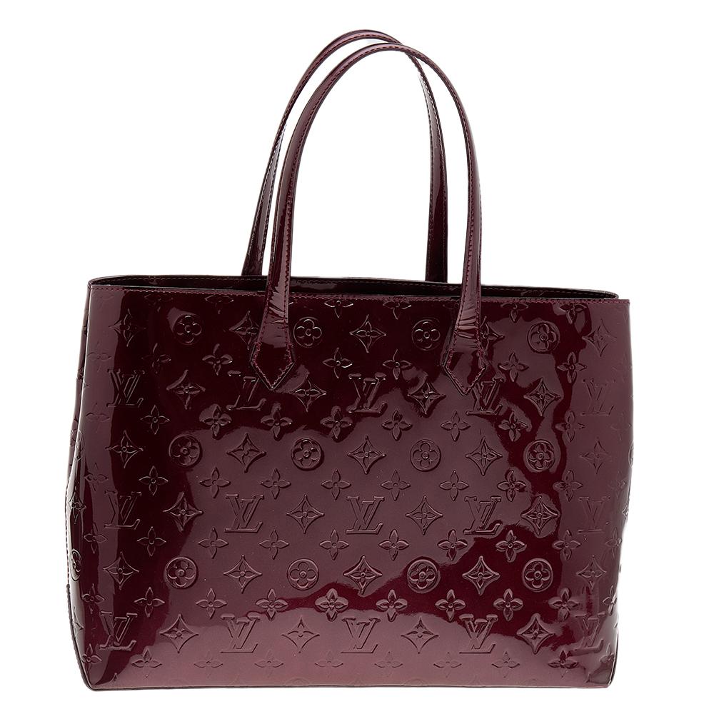Louis Vuitton's handbags are popular owing to their high style and functionality. This Wilshire bag, like all the other handbags, is durable and stylish. Crafted from Monogram Vernis, the bag comes with dual handles and a top with a hook that opens