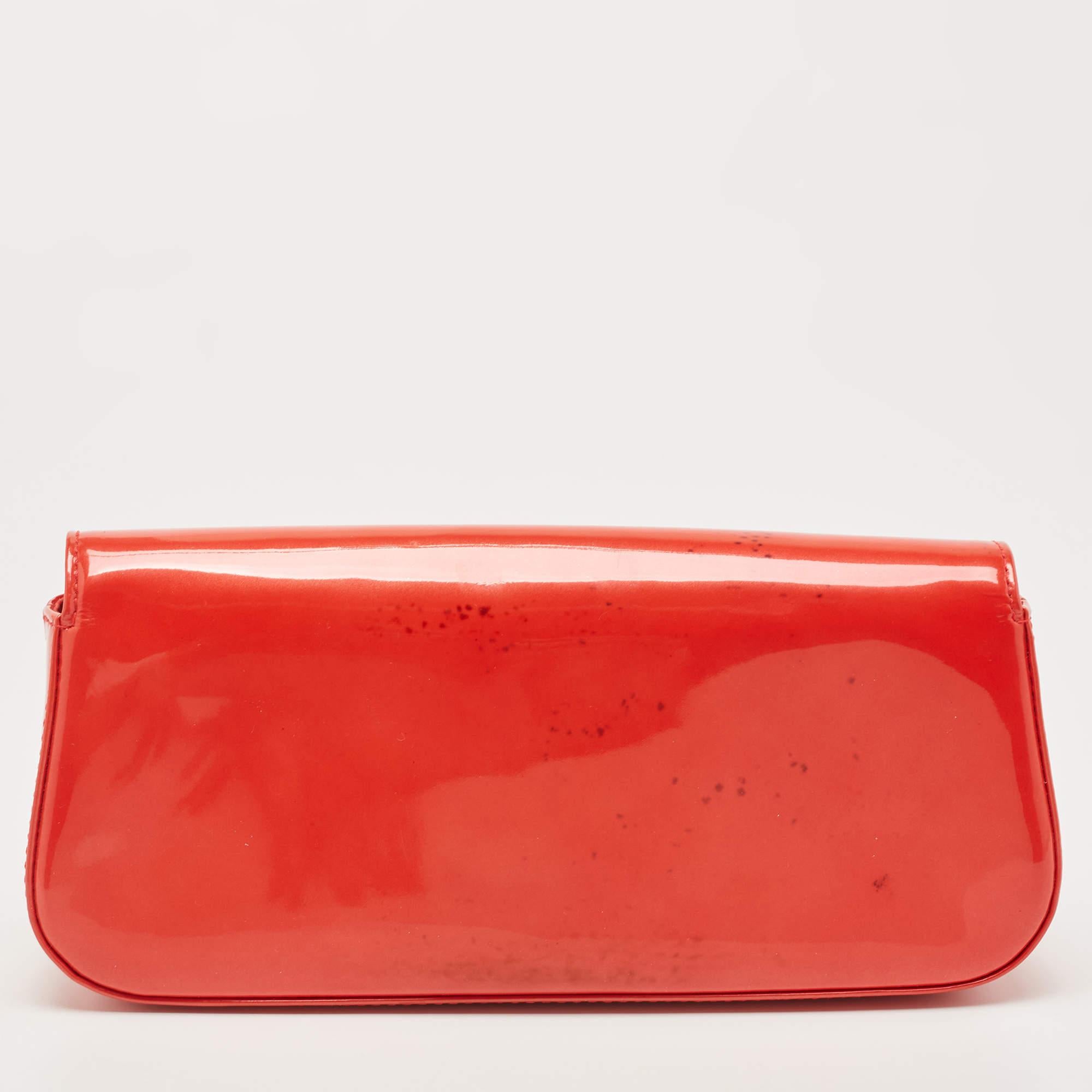 Well-crafted and overflowing with style, this Sobe clutch is from Louis Vuitton. It has a patent leather exterior, a fabric interior, and a large LV adorned on the flap. This creation will lift all your gowns and elegant outfits.

Includes: Branded