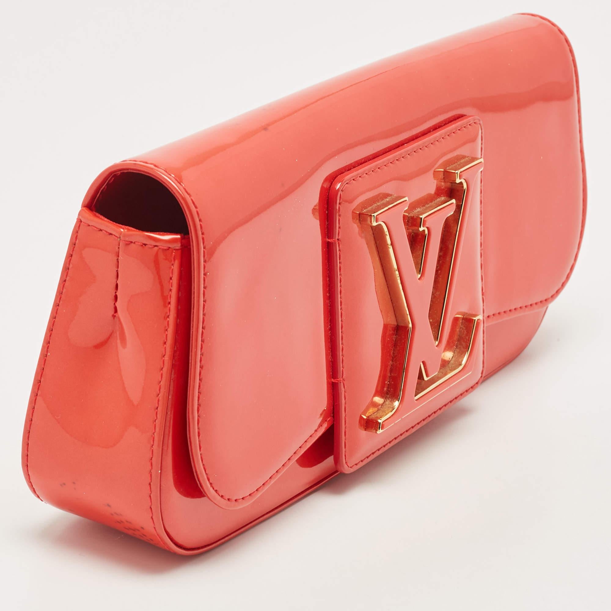 Louis Vuitton - Pochette Sobe Rouge Grenadine Vernis État moyen - En vente à Dubai, Al Qouz 2