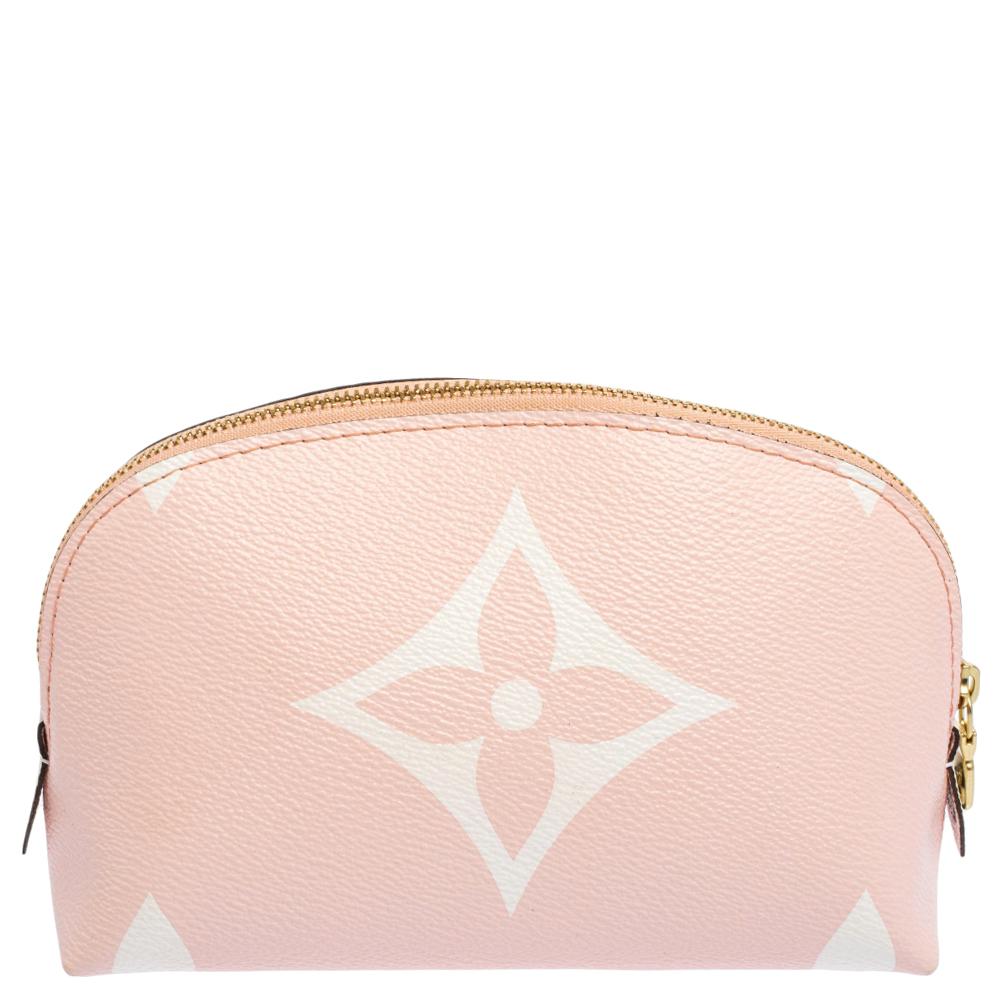 This cosmetic pouch by Louis Vuitton is absolutely stunning. Crafted from Monogram Giant canvas, it flaunts a simple silhouette. It has a top-zip closure that leads to a luxurious interior with ample space. The pouch is complete with gold-tone