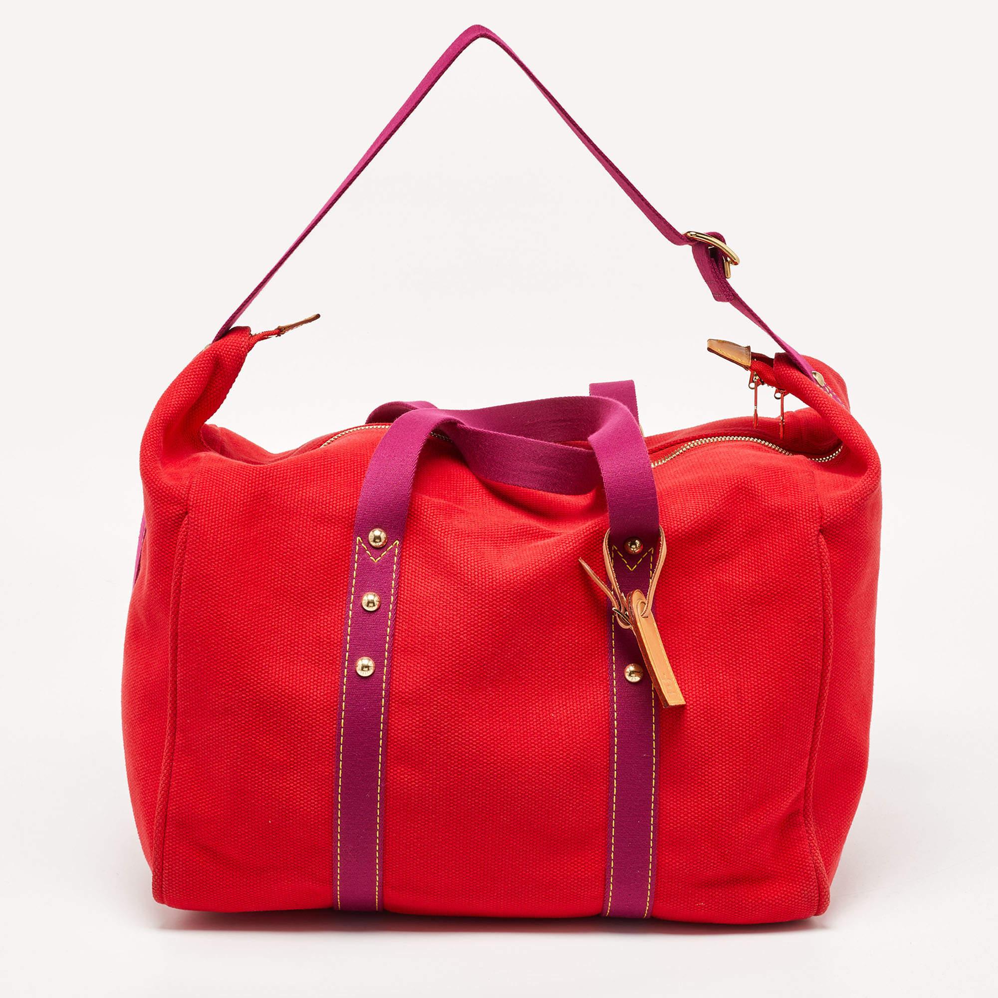 Parfait pour ranger vos essentiels en un seul endroit, ce sac de week-end Louis Vuitton Antigua Sac est un investissement qui en vaut la peine. Il présente des détails remarquables et offre un aspect de luxe.

