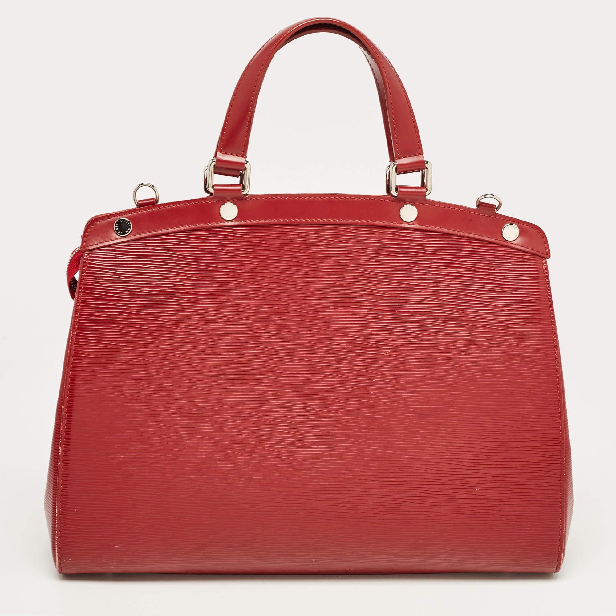 Les créations de Louis Vuitton sont populaires en raison de leur style élevé et de leur fonctionnalité. Ce sac, comme tous les autres sacs à main, est durable et élégant. D'une finition soignée, le sac est conçu pour offrir une expérience luxueuse.
