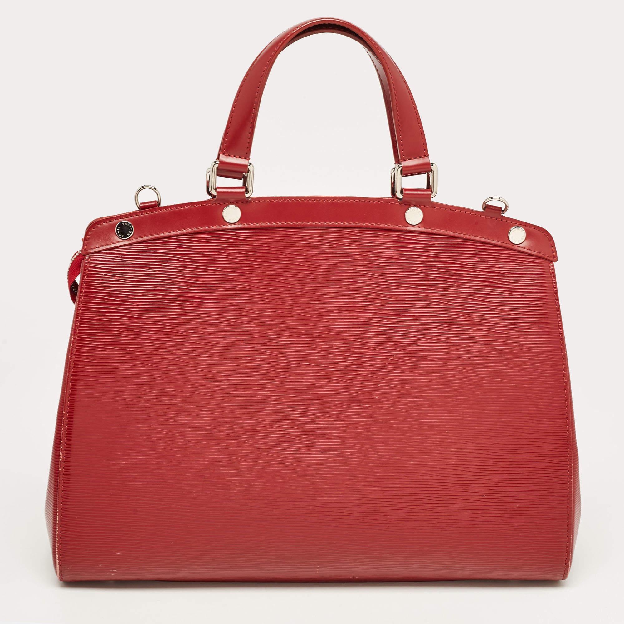 Las creaciones de Louis Vuitton son populares por su gran estilo y funcionalidad. Este bolso, como todos los demás, es duradero y elegante. Con un acabado fino, el bolso está diseñado para proporcionar una experiencia de lujo. El interior tiene