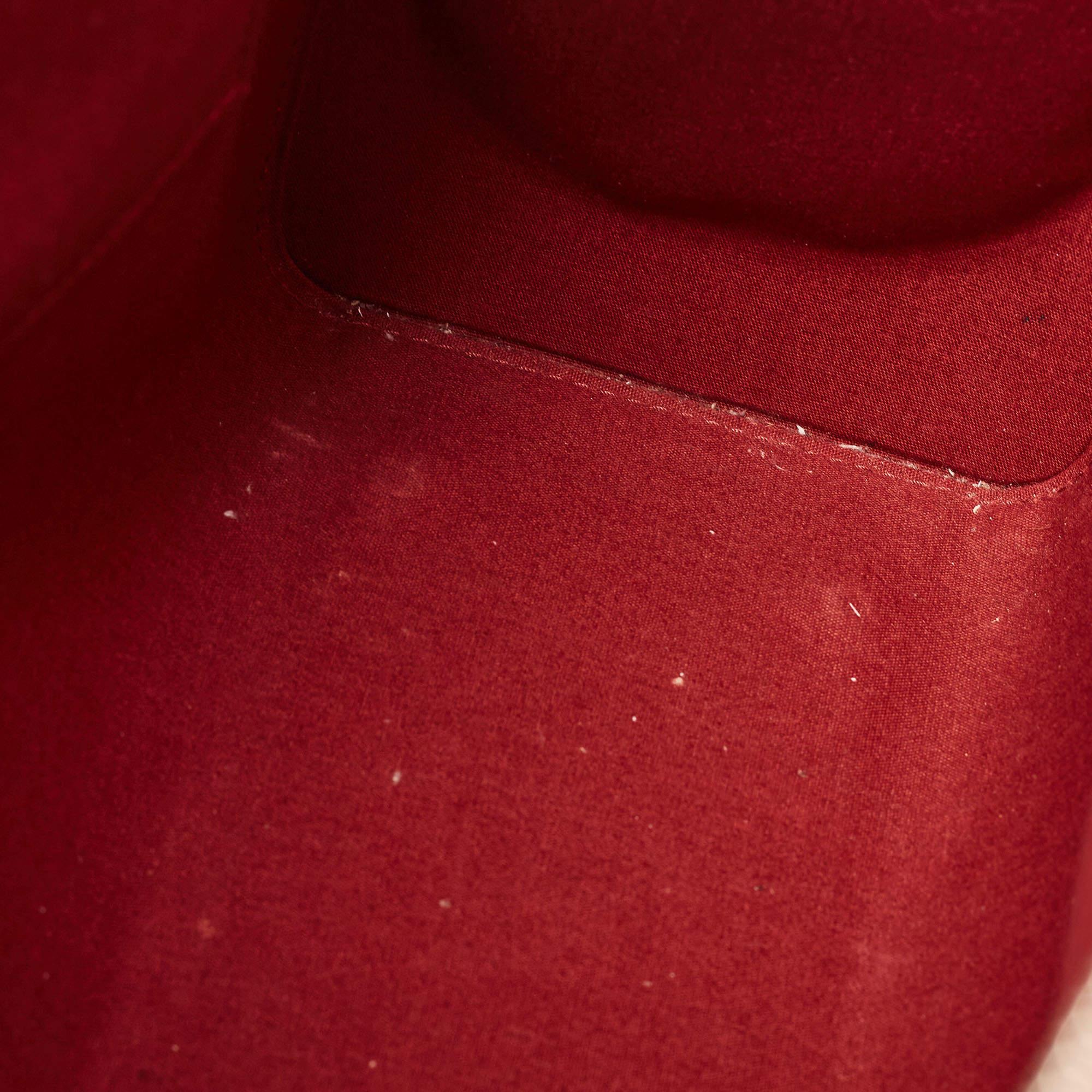 Louis Vuitton sac Brea GM en cuir épi rubis en vente 2