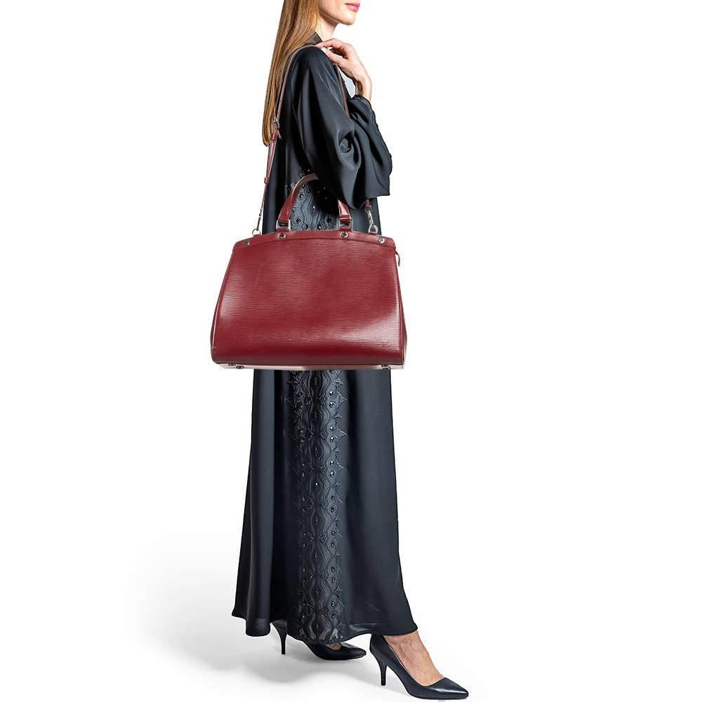Louis Vuitton sac Brea GM en cuir épi rubis en vente 4