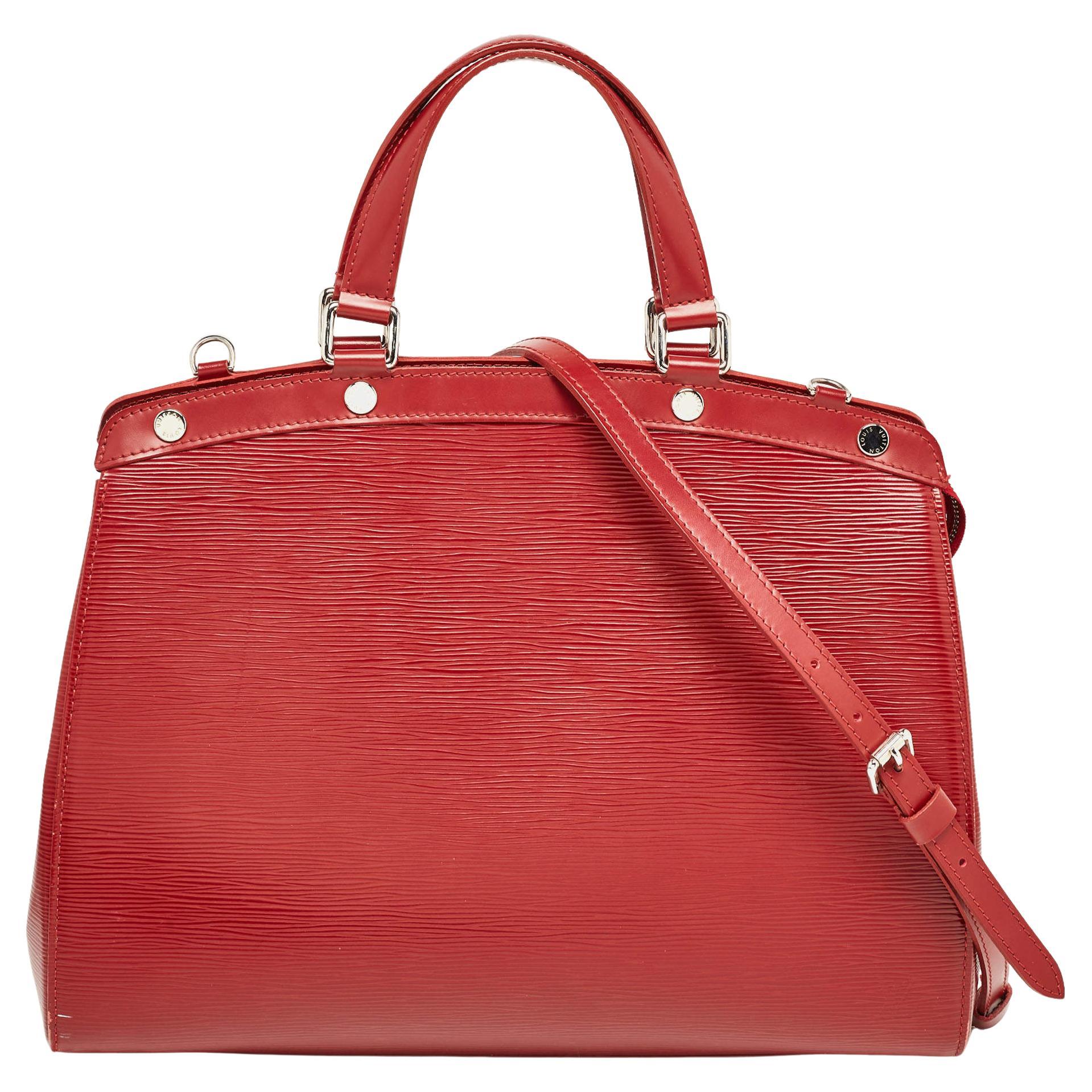 Louis Vuitton sac Brea GM en cuir épi rubis en vente
