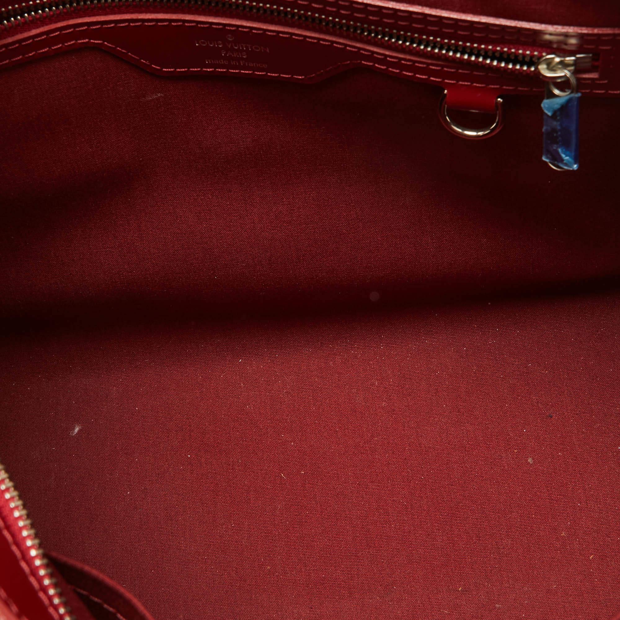 Louis Vuitton sac Brea MM en cuir épi rubis en vente 1