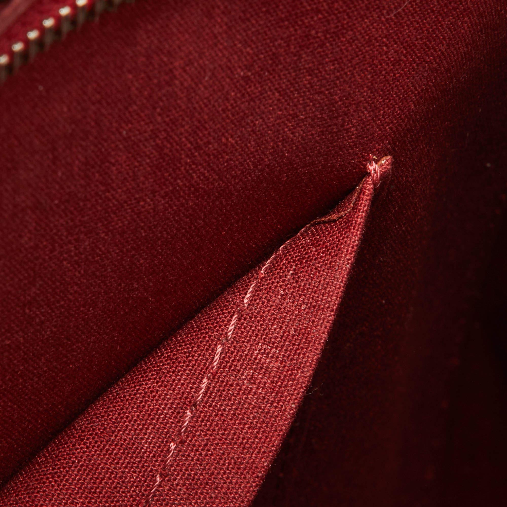 Louis Vuitton sac Brea MM en cuir épi rubis en vente 2
