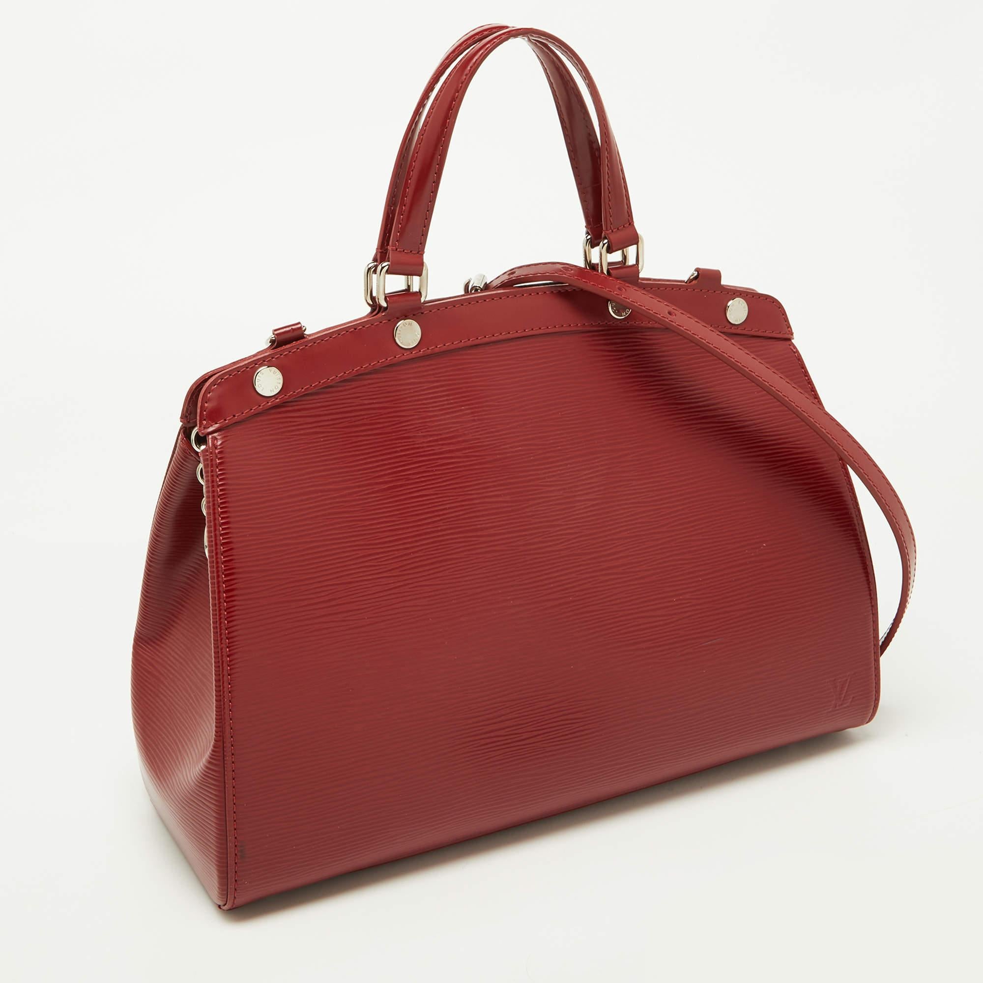 Louis Vuitton sac Brea MM en cuir épi rubis en vente 4