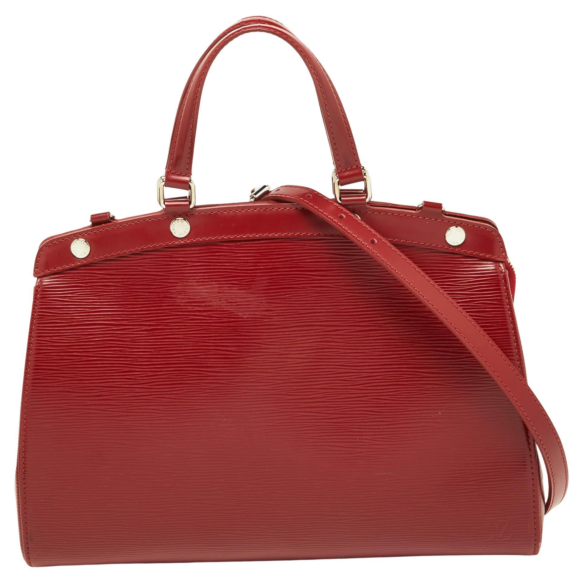 Louis Vuitton sac Brea MM en cuir épi rubis en vente