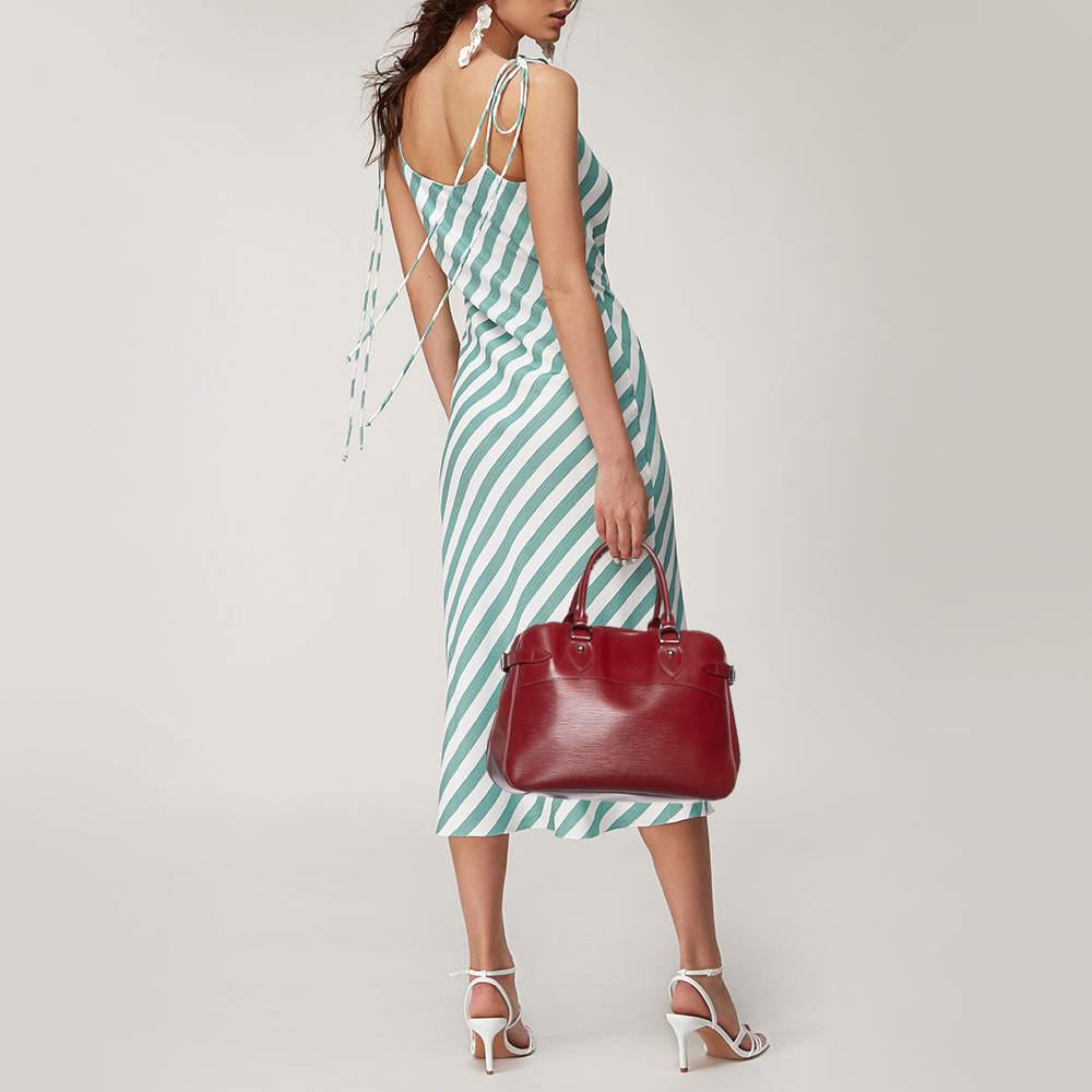 Los bolsos de diseño son compañeros ideales para muchas ocasiones Aquí tenemos una pieza que aúna moda y funcionalidad, elaborada con precisión. Está equipado con un interior bien dimensionado en el que caben fácilmente tus pequeños objetos